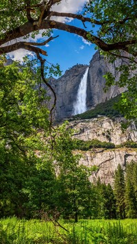 Wodospad i góry w Parku Narodowym Yosemite