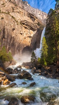 Wodospad na skałach w Parku Narodowym Yosemite