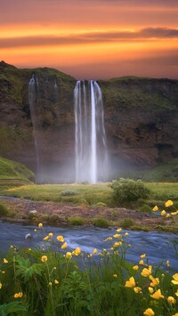 Wodospad Seljalandsfoss i rzeka Seljalandsa w Islandii