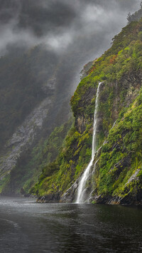 Wodospad wpadający do fiordu Doubtful Sound