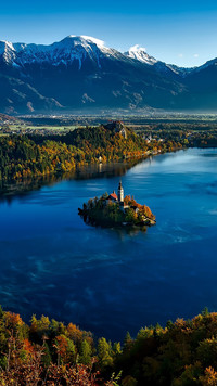 Wyspa z kościółkiem na jeziorze Bled