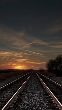 Zachód słońca nad torami kolejowymi
