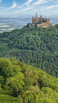 Zamek Hohenzollern na zalesionej górze