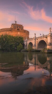 Zamek i most Świętego Anioła nad rzeką Tyber w Rzymie