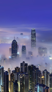 Zamglone drapacze chmur w Hong Kongu