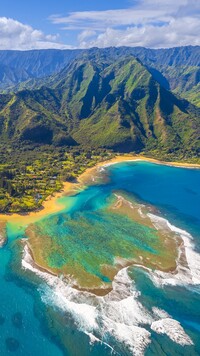 Zatoczka z plażą Tunnels Beach na wyspie Kauai na Hawajach