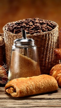 Ziarnista kawa z brązowym cukrem i słodkimi wypiekami