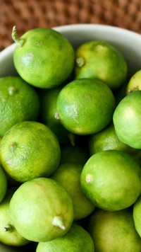 Zielone limonki w miseczce