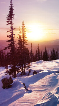 Zimowy wschód słońca nad wzgórzami