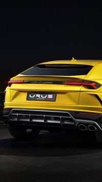 Żółte Lamborghini Urus tyłem