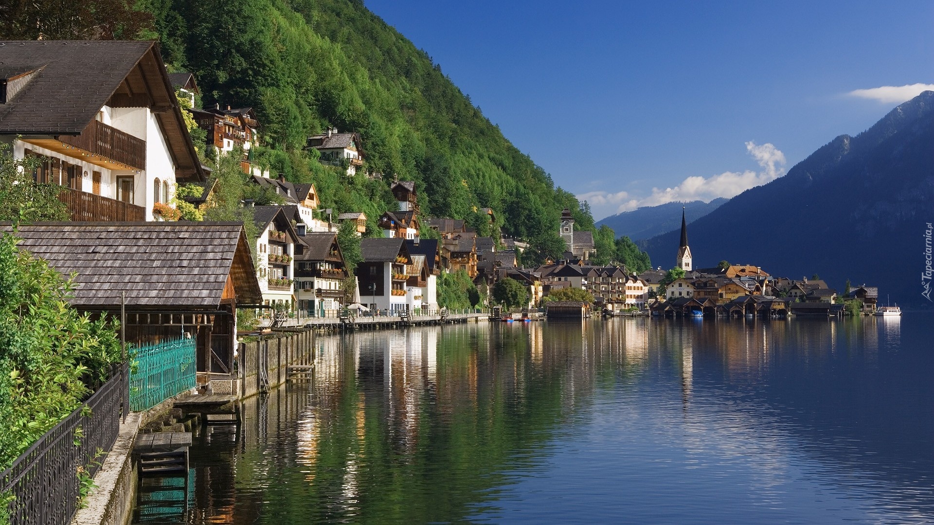 Austria, Góry Alpy Salzburskie, Miasteczko Hallstatt, Jezioro Hallstättersee, Domki, Drzewa