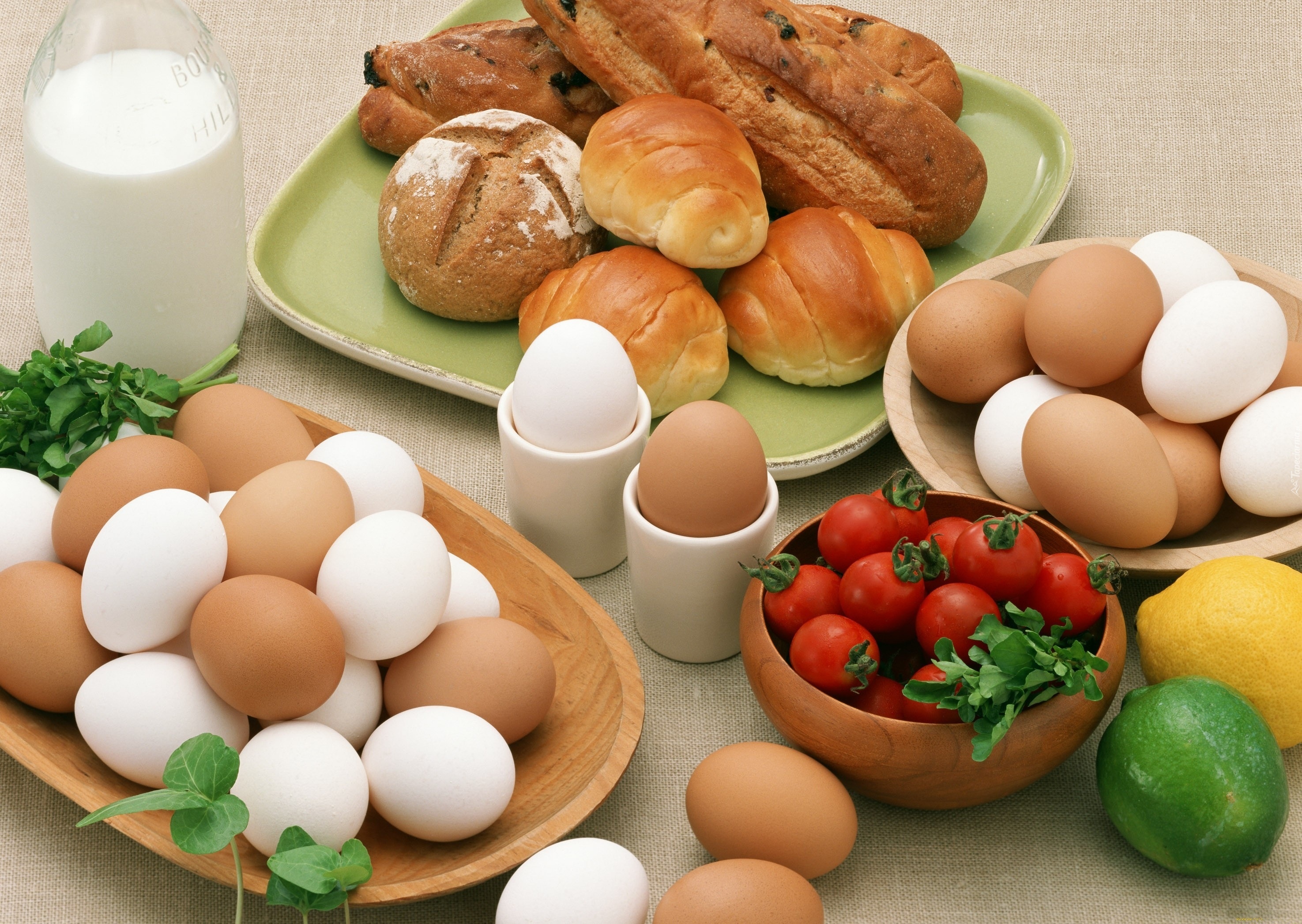 Jajka, Bułeczki, Pomidory, Śniadanie