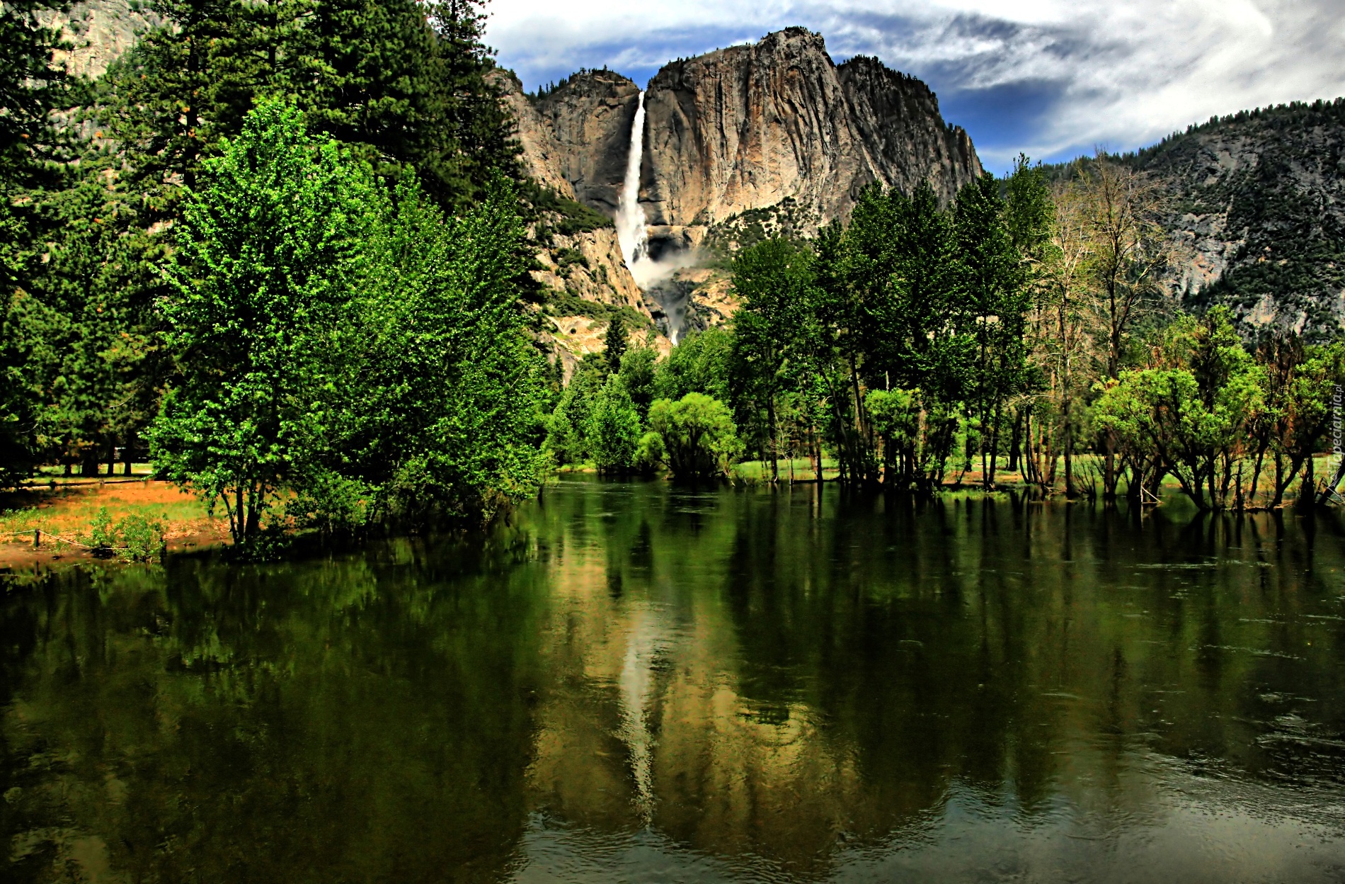 Stany Zjednoczone, Stan Kalifornia, Park Narodowy Yosemite, Wodospad, Góry, Jezioro