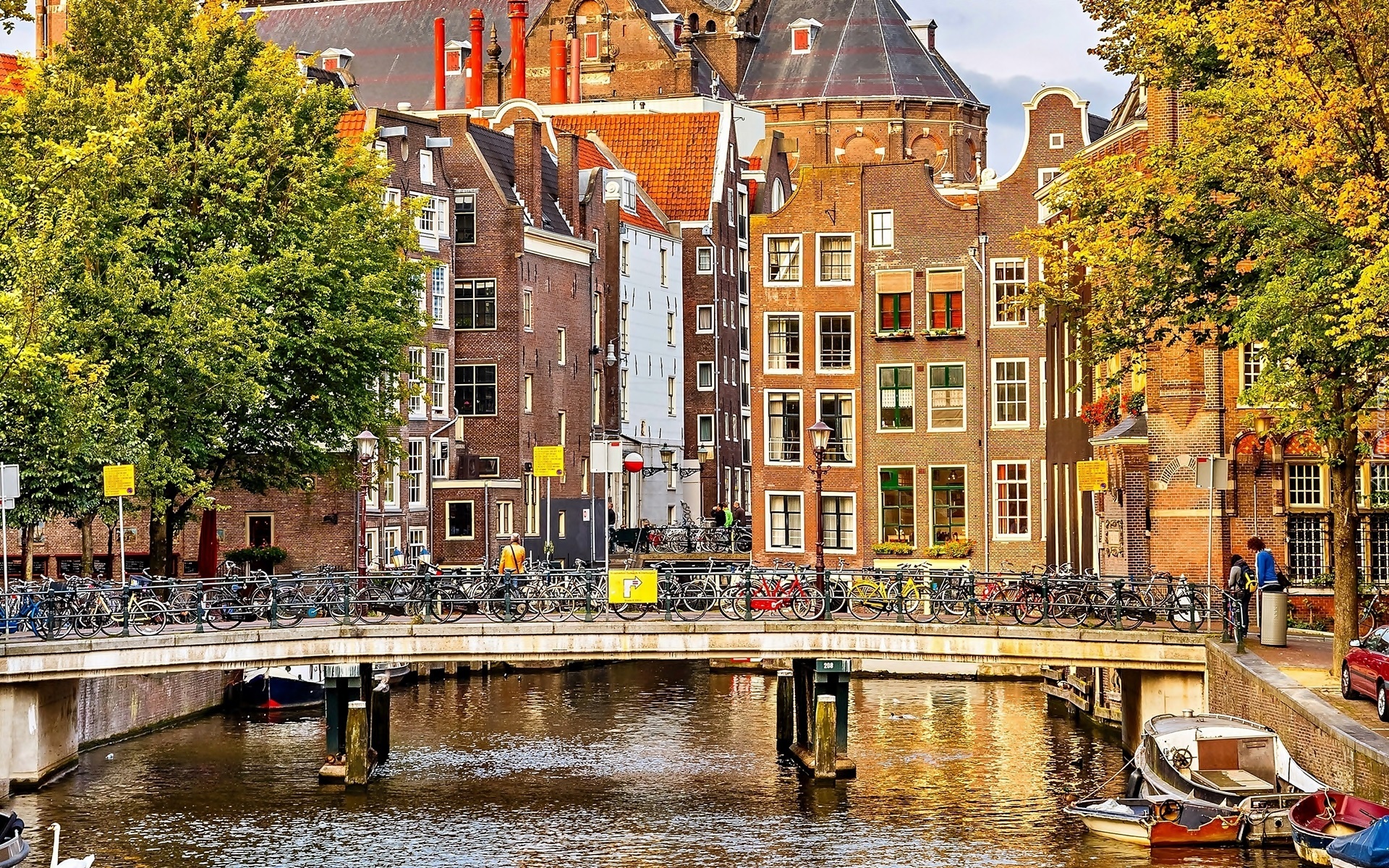 Amsterdam, Kamienice, Kanał, Łódki, Most, Rowery