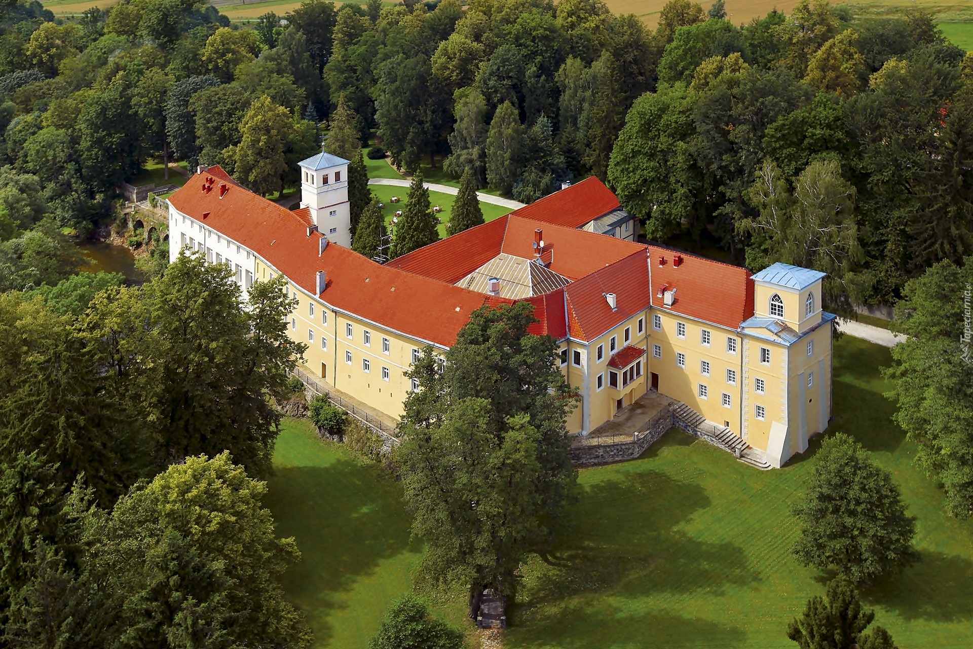 Pałac w Trzebieszowicach, Hotel Zamek na Skale, Wieś Trzebieszowice, Dolnośląskie, Polska, Drzewa