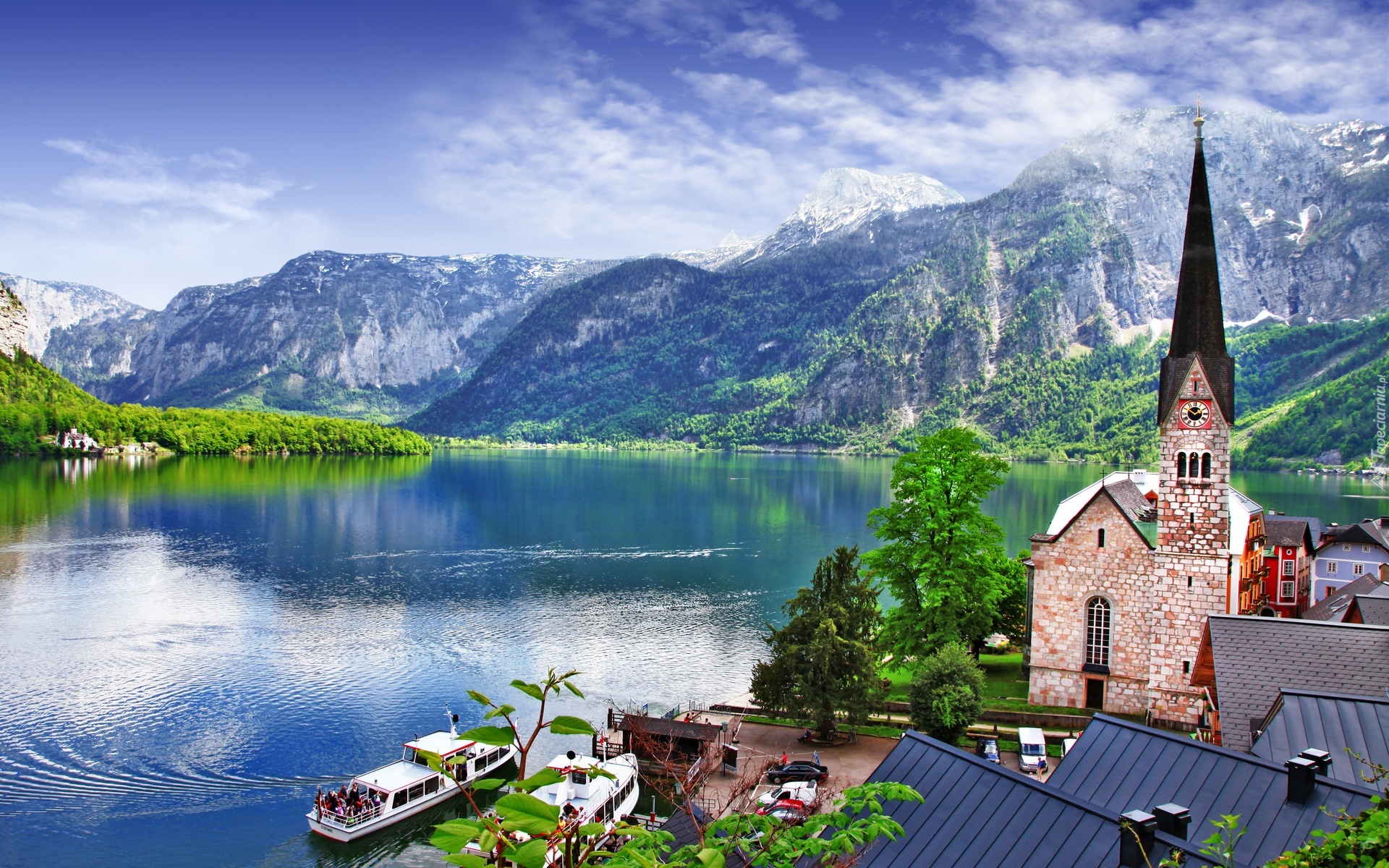 Austria, Alpy Salzburskie, Miasteczko Hallstatt, Jezioro Hallstättersee, Kościółek, Statki wycieczkowe