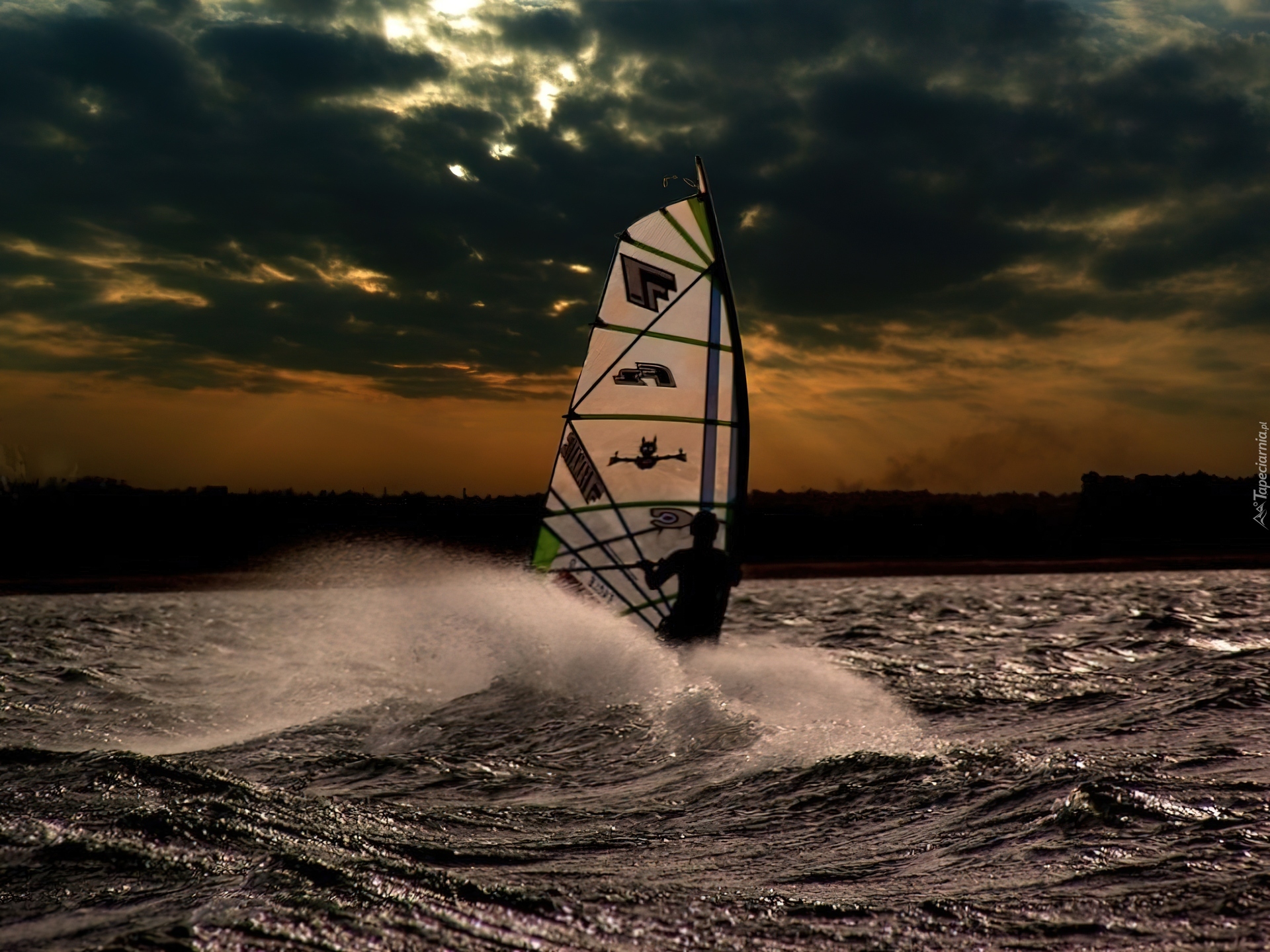 Windsurfing,deska, żagiel , morze,fala Zachód Słońca