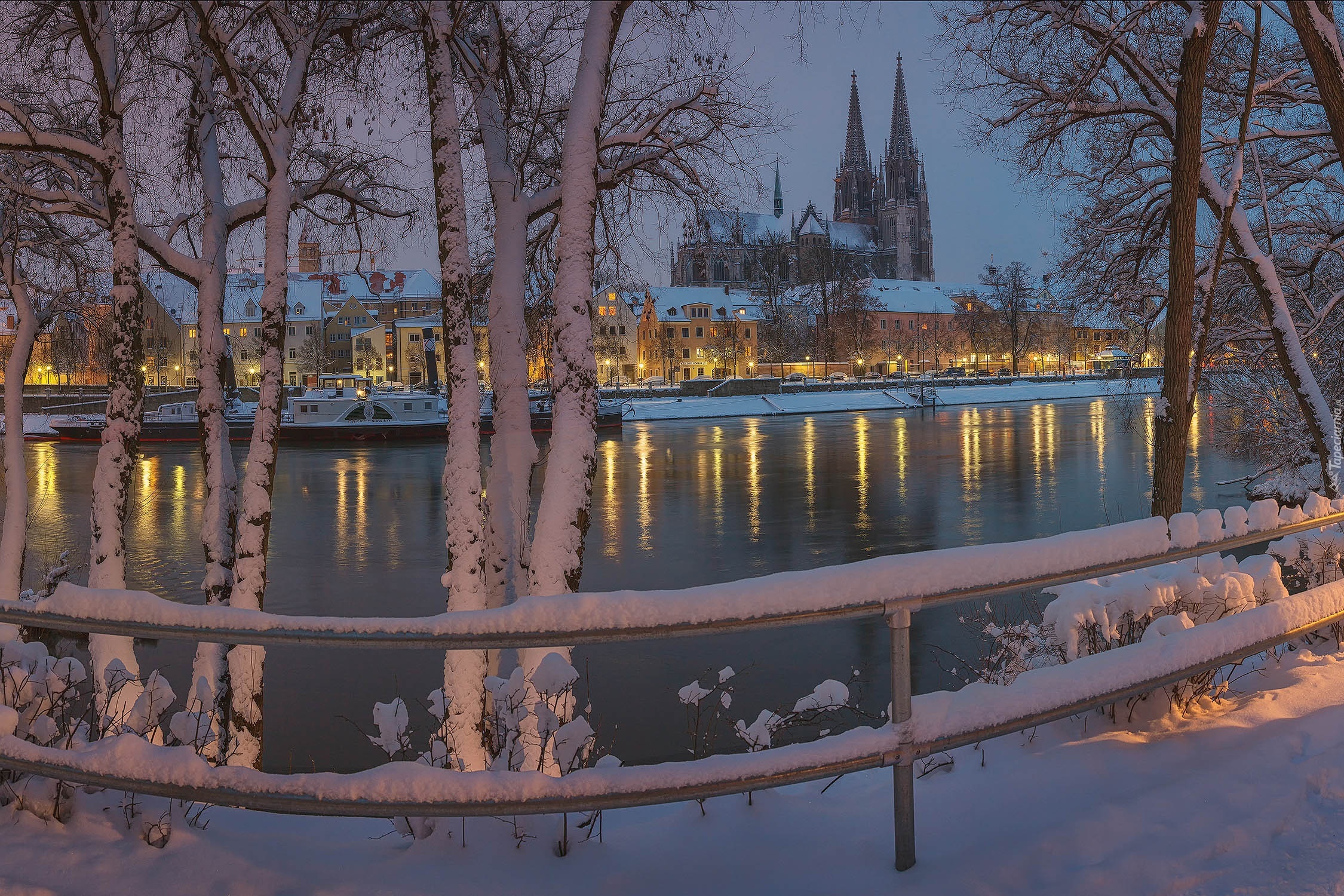 Regensburg, Zima, Śnieg, Rzeka, Katedra, Drzewa, Ogrodzenie, Płot
