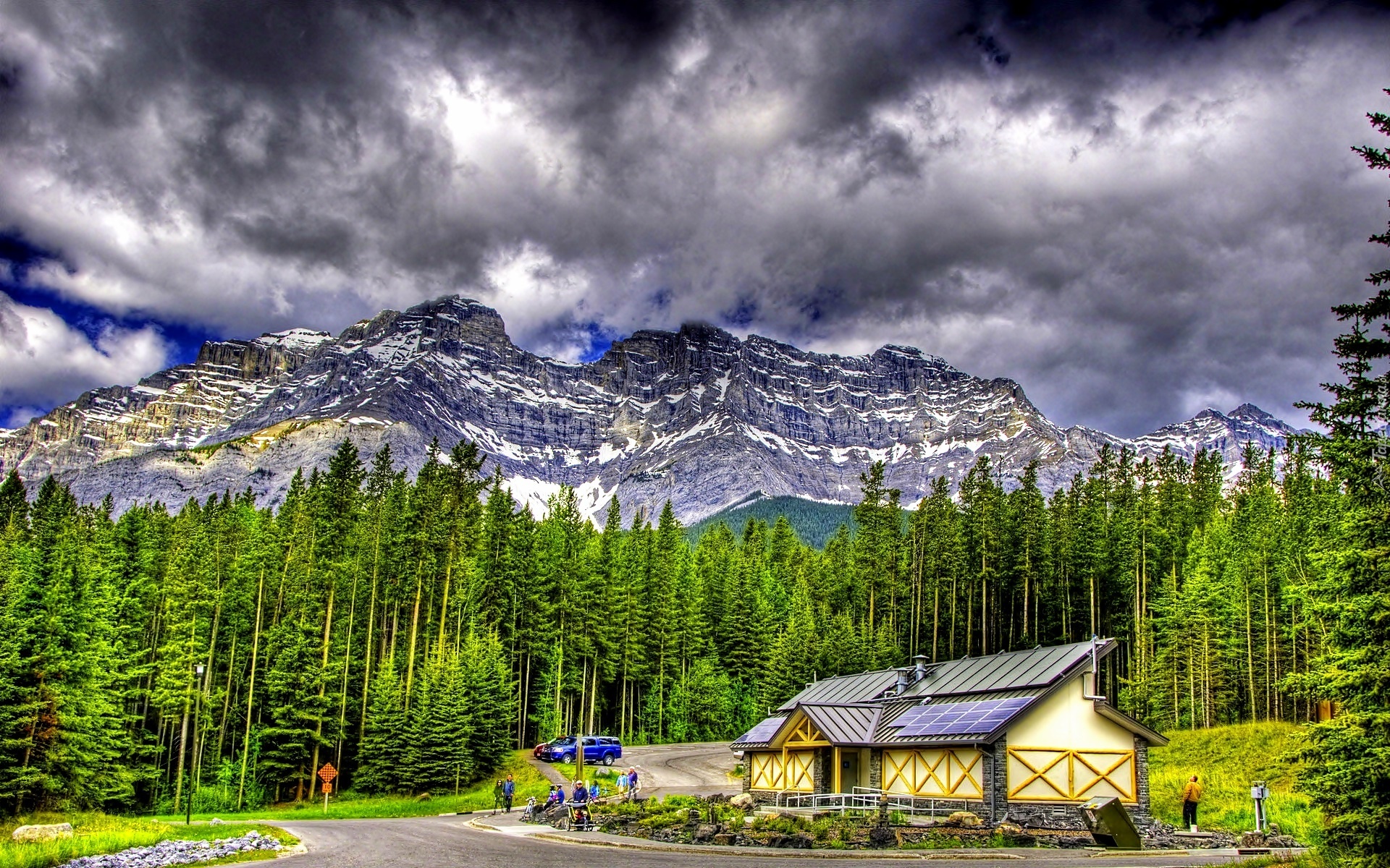 Kanada, Park Narodowy Banff, Góry, Szczyt Mount Rundle, Las, Droga, Dom, Chmury