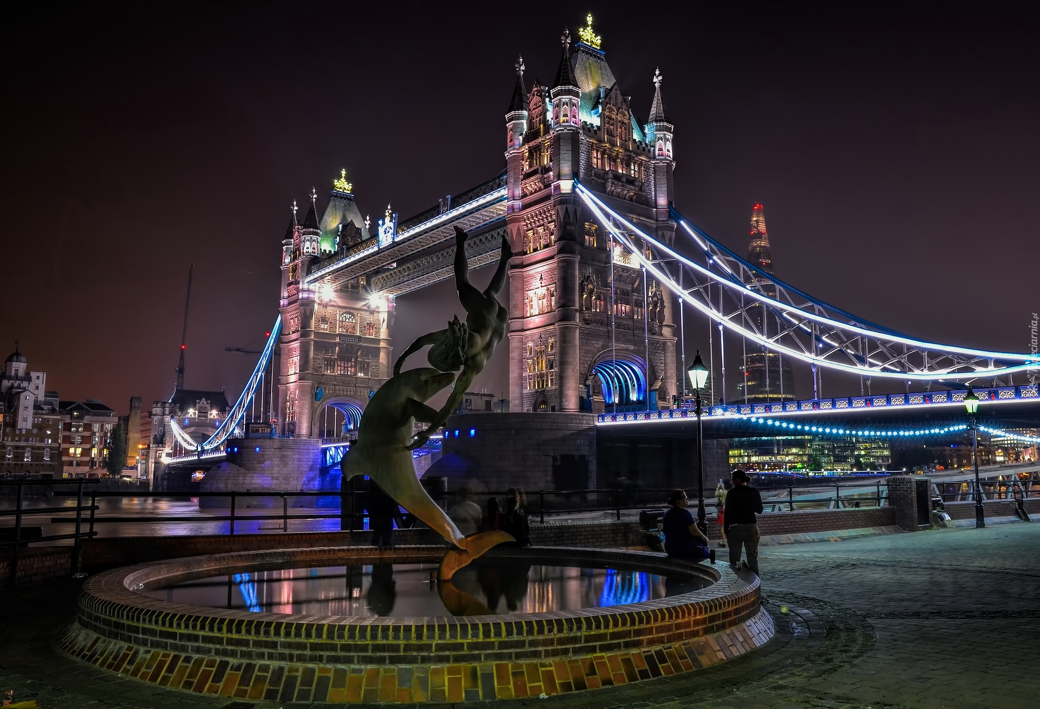 Girl with a Dolphin, statue, Tower Bridge, noc, Londyn