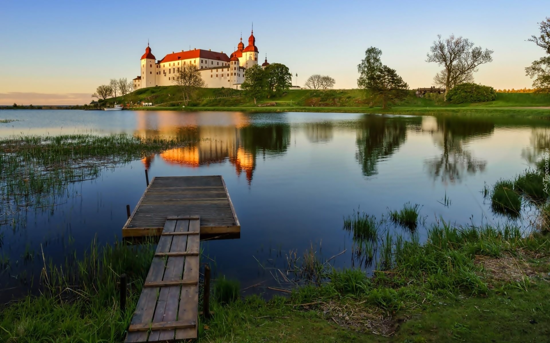 Zamek Lacko, Läckö Slott, Miejscowość Lidkoping, Szwecja, Jezioro Wener, Pomost