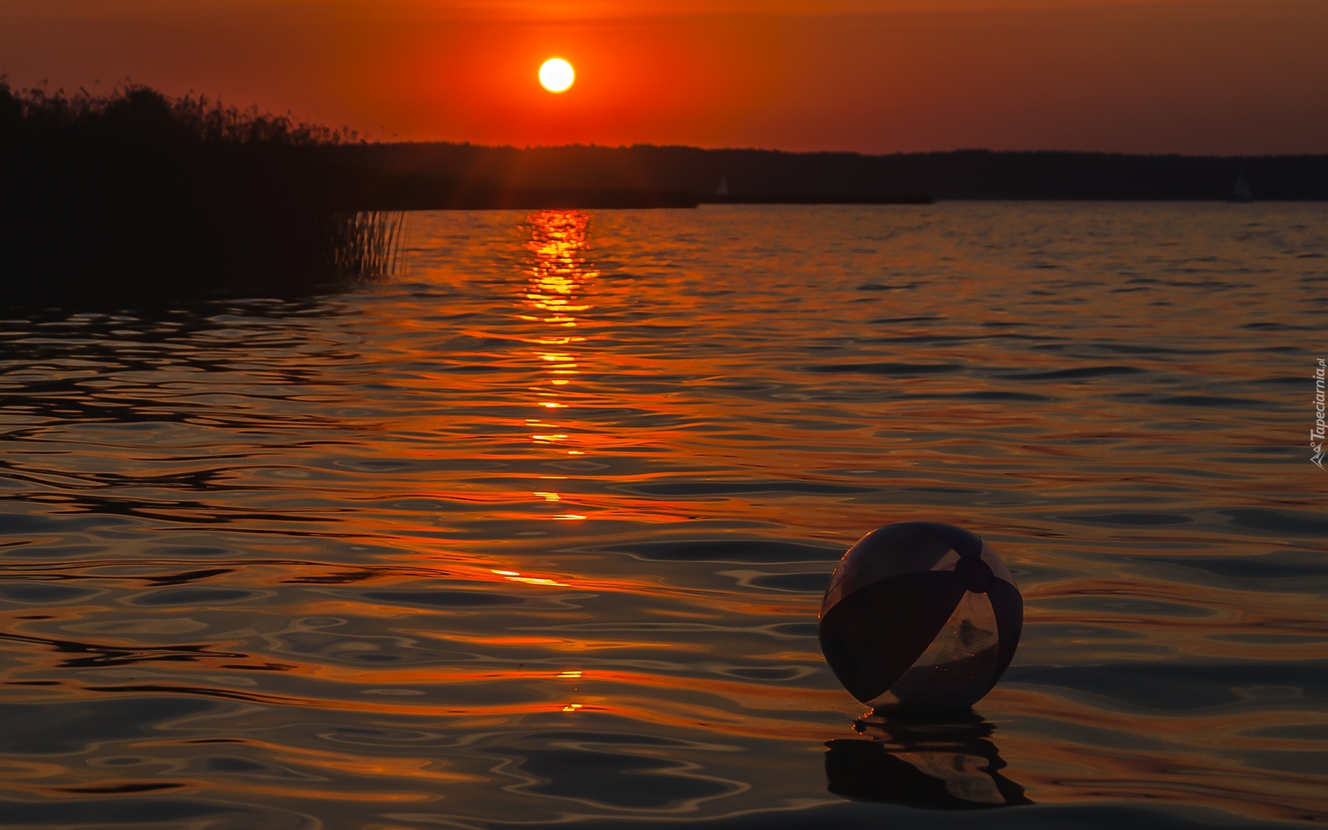 Zachód słońca, Jezioro Niegocin, Piłka plażowa