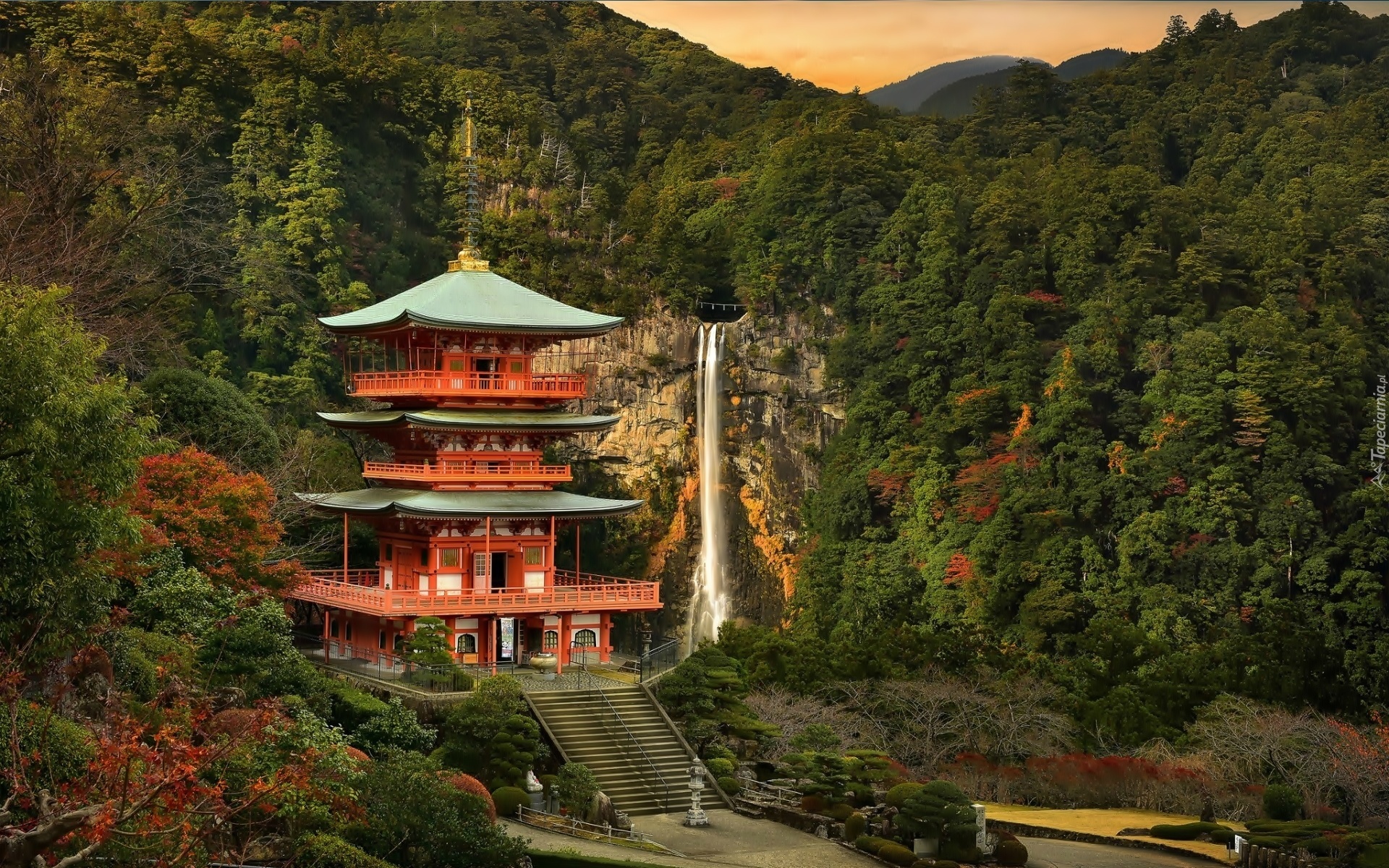 Japonia, Prefektura Wakayama, Świątynia buddyjska Seiganto-ji, Wodospad Nachi, Góry