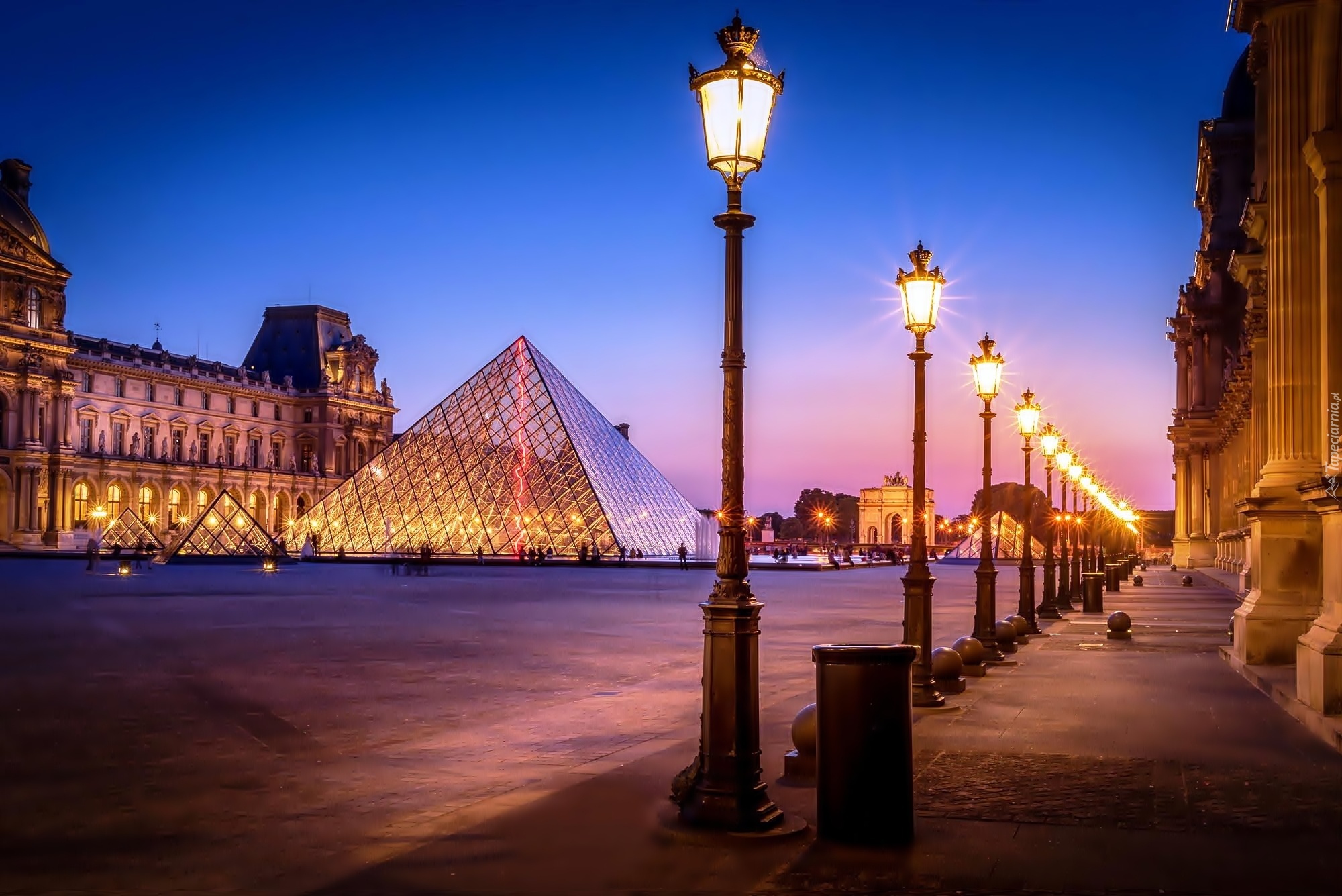 Francja, Paryż, Muzeum Luwr, Pałac, Piramida, Latarnie
