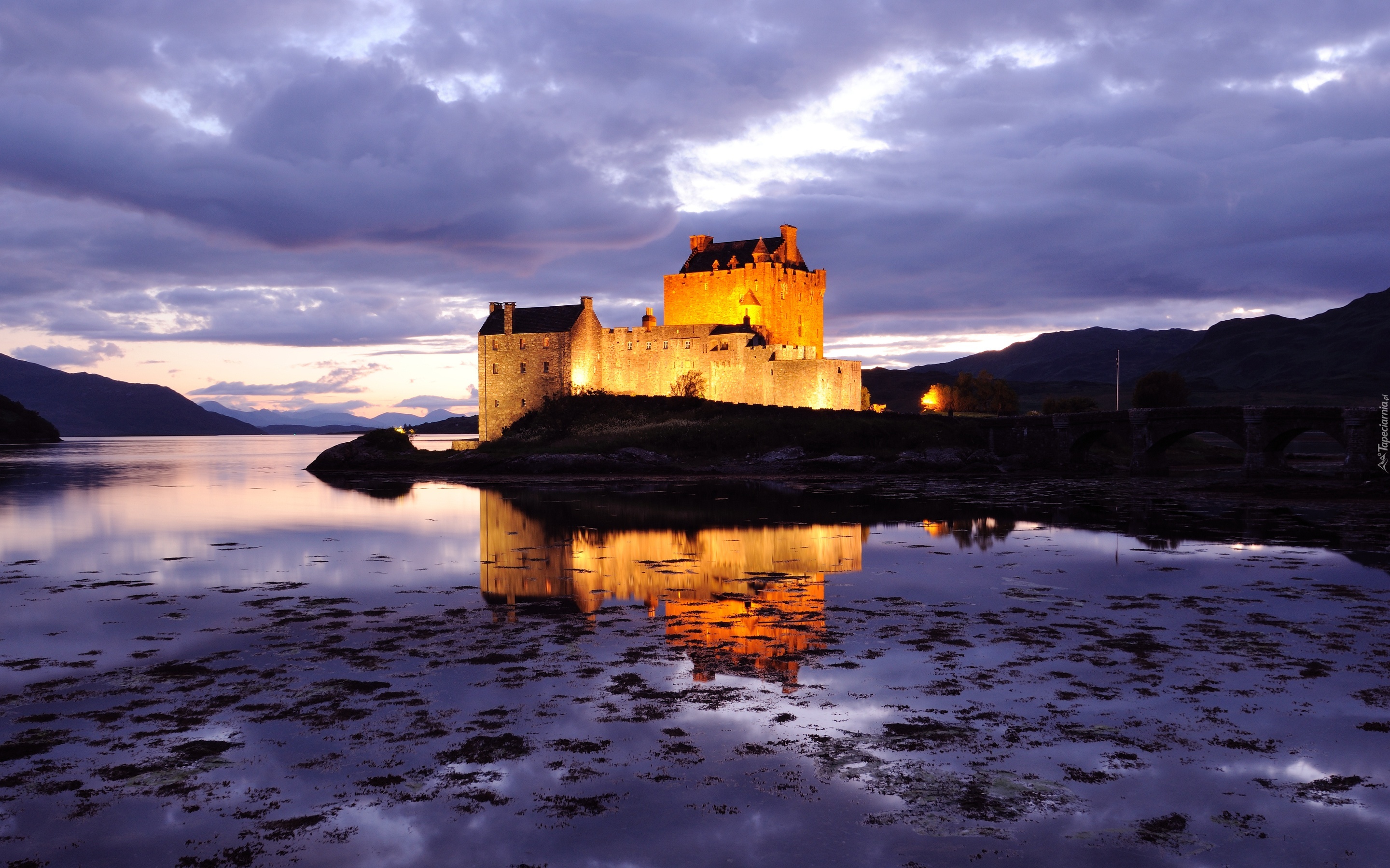 Zamek Eilean Donan, Jezioro Loch Duich, Szkocja, Noc