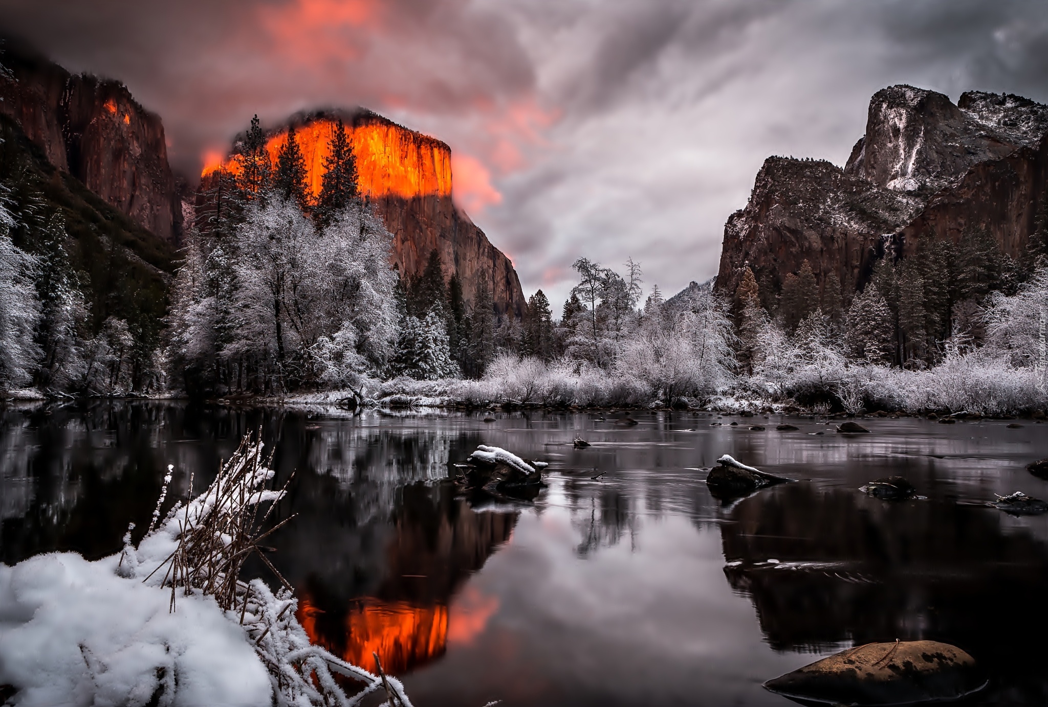 Stany Zjednoczone, Stan Kalifornia, Park Narodowy Yosemite, Góry, Zima, Rzeka
