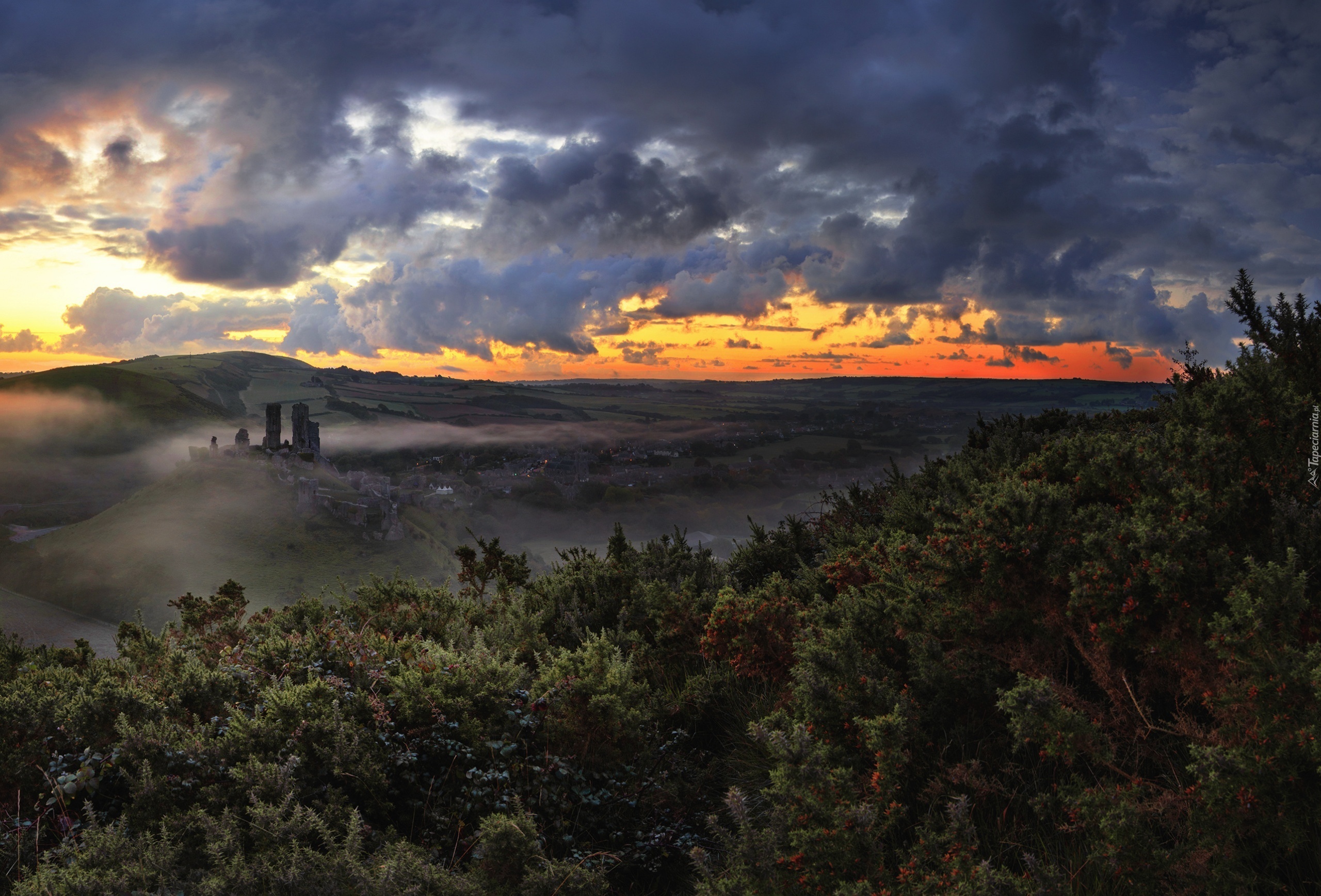 Zachód słońca, Chmury, Mgła, Zamek w Corfe Castle, Hrabstwo Dorset, Anglia, Ruiny, Wzgórza