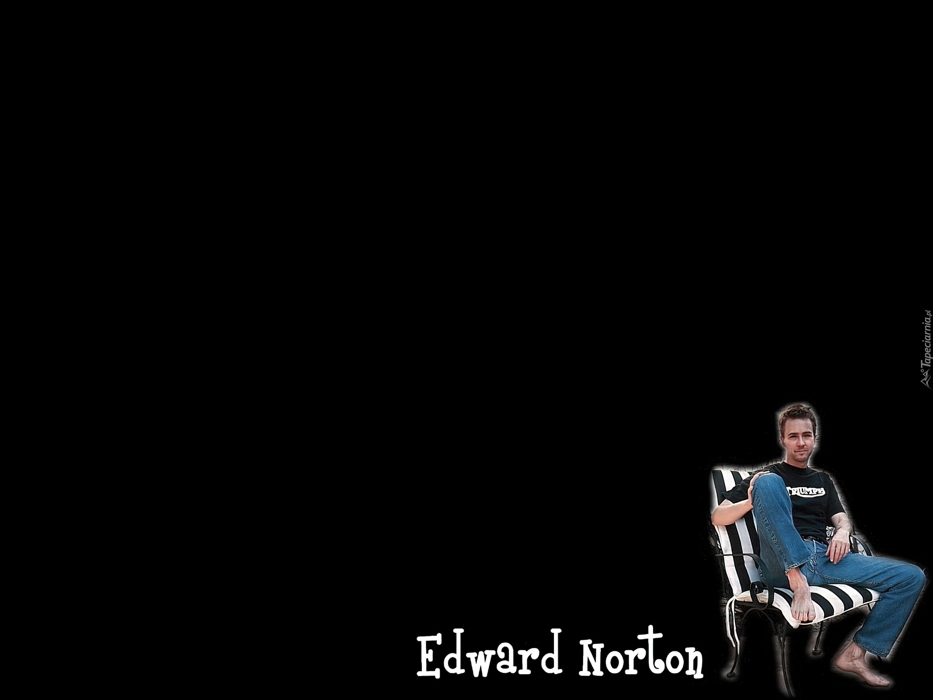 Edward Norton,krzesło, jeansy