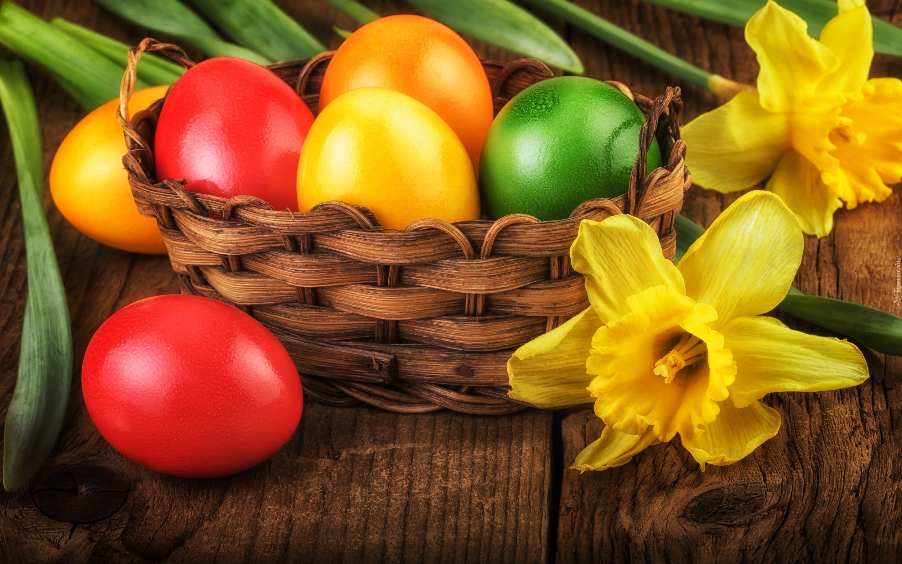 Wielkanoc, Kolorowe pisanki, Koszyk, Żonkile