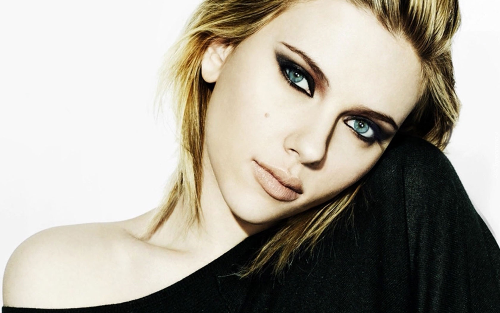 Scarlett Johansson, Kocie, Oczy