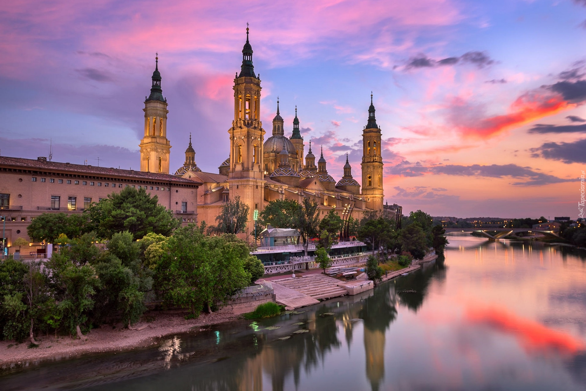 Hiszpania, Saragossa, Aragonia, Rzeka Ebro, Most, Drzewa, Bazylika katedralna Matki Bożej na Kolumnie, Bazylika Nuestra Senora del Pilar, Zachód słońca, Chmury