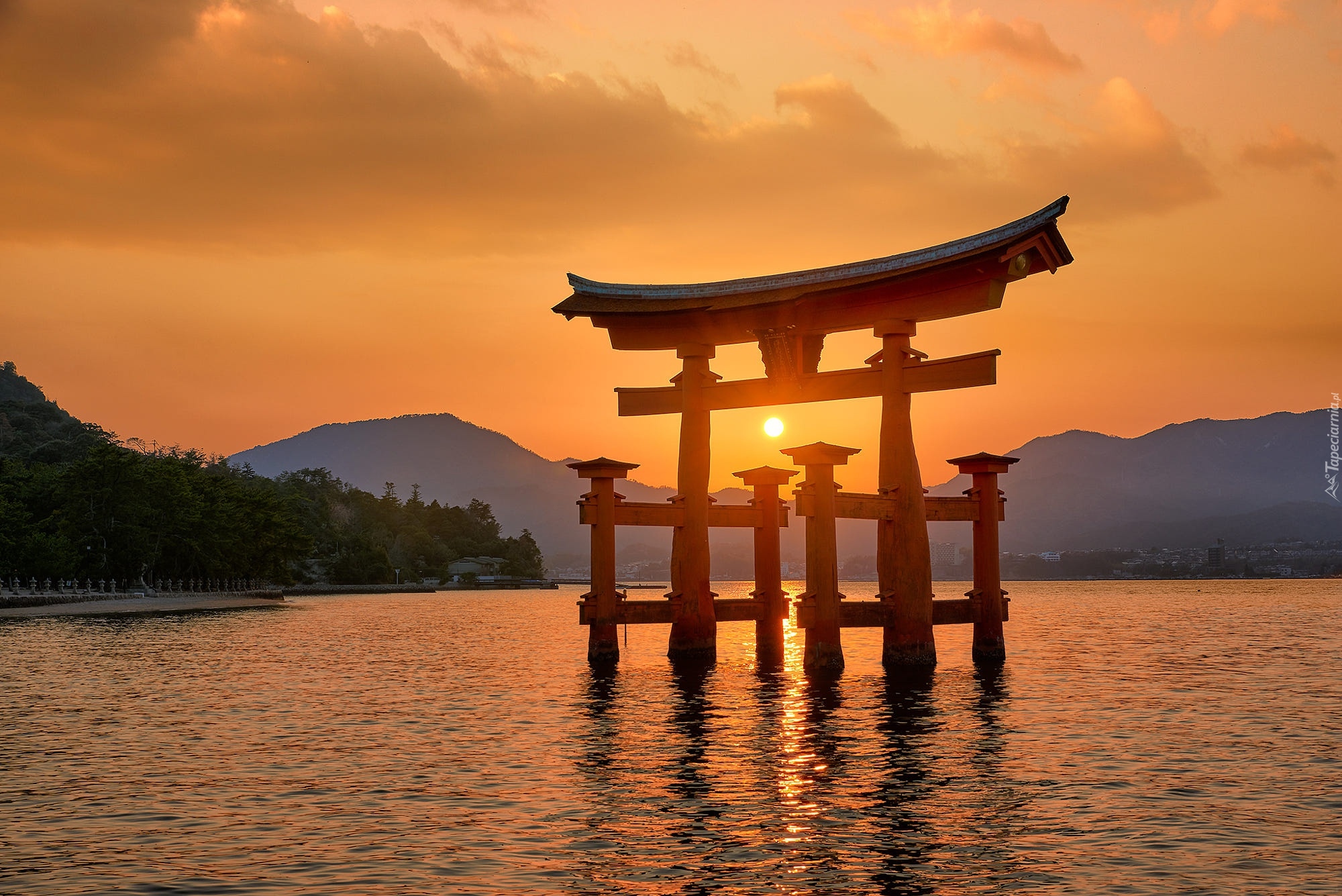 Japonia, Wyspa Itsukushima, Morze, Drzewa, Zachód słońca, Brama torii, Chram, Świątynia Itsukushima, Góry
