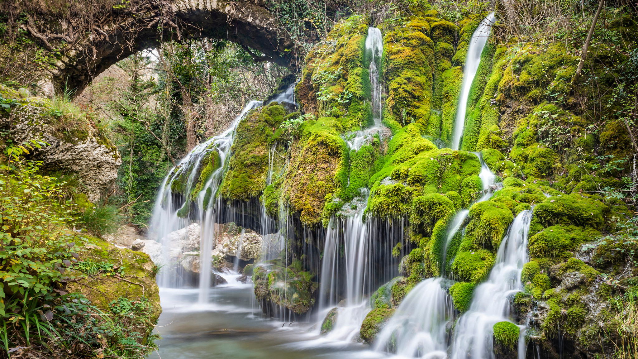Wodospad, Most, Roślinność, Capelli di Venere waterfall, Włochy