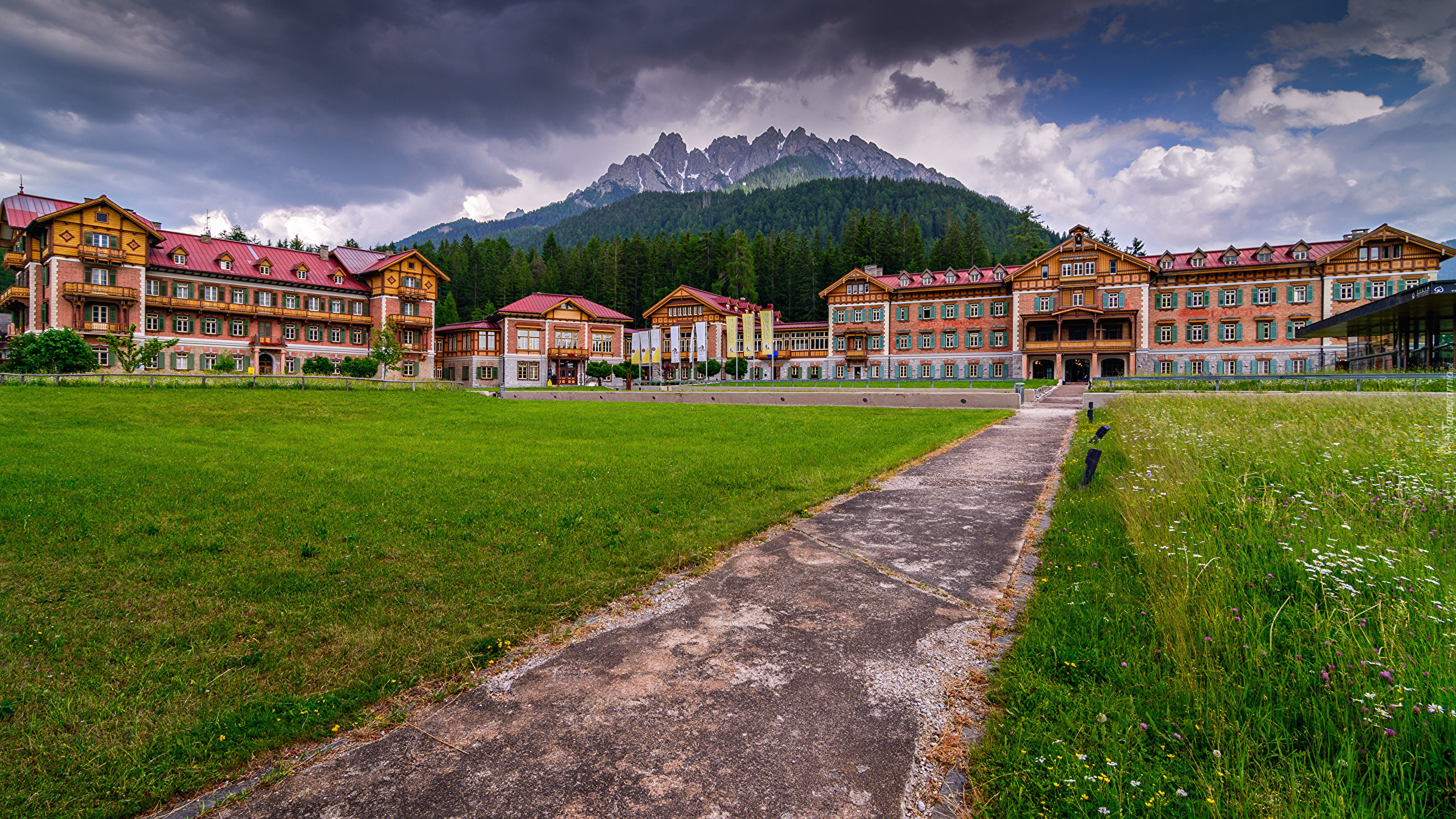 Włochy, Toblach, Hotel Grand Dobbiaco, Centrum Kultury Gustava Mahler, Góry, Chmury, Trawnik, Droga
