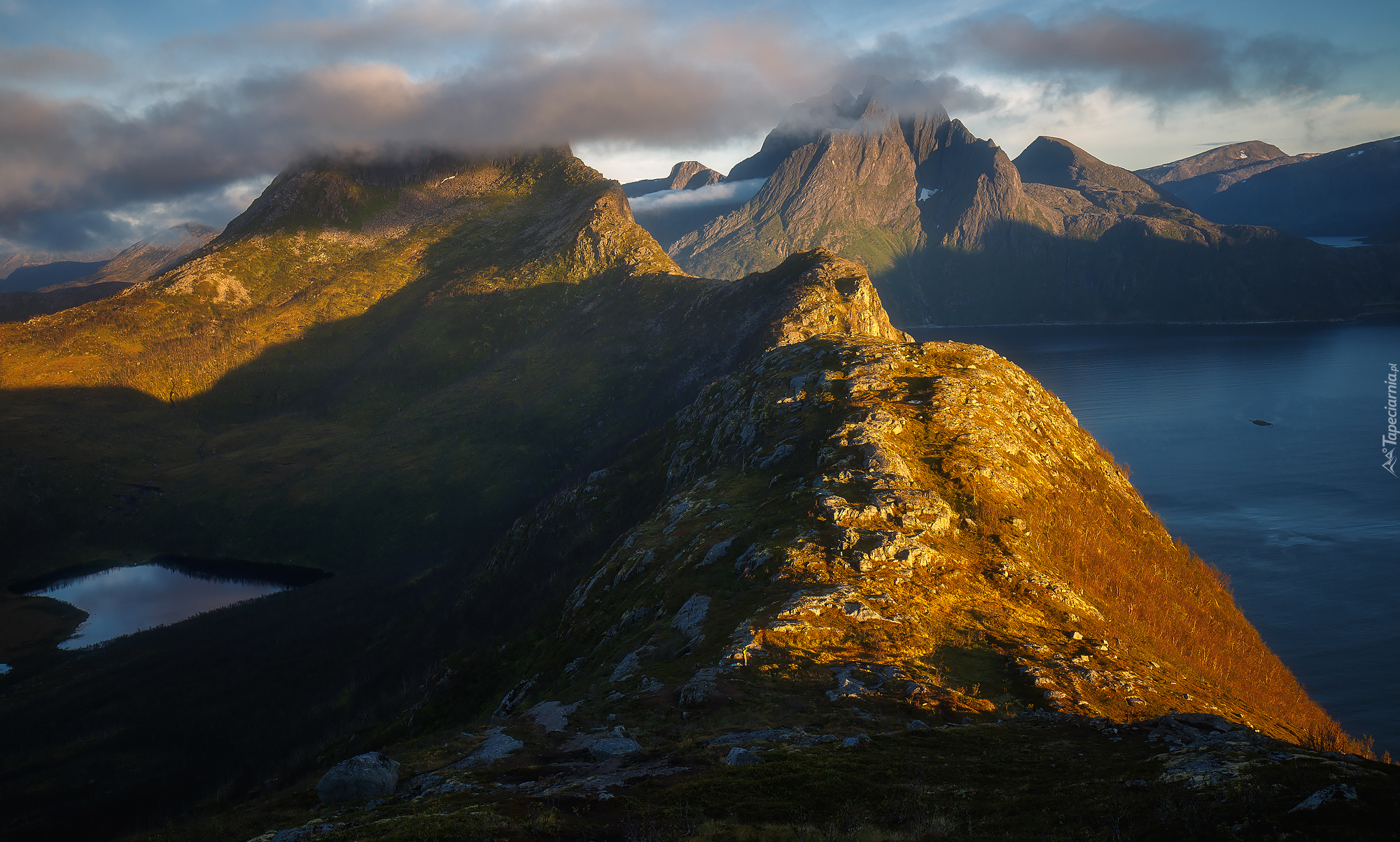 Norwegia, Wyspa Senja, Góry, Szczyty, Morze, Chmury