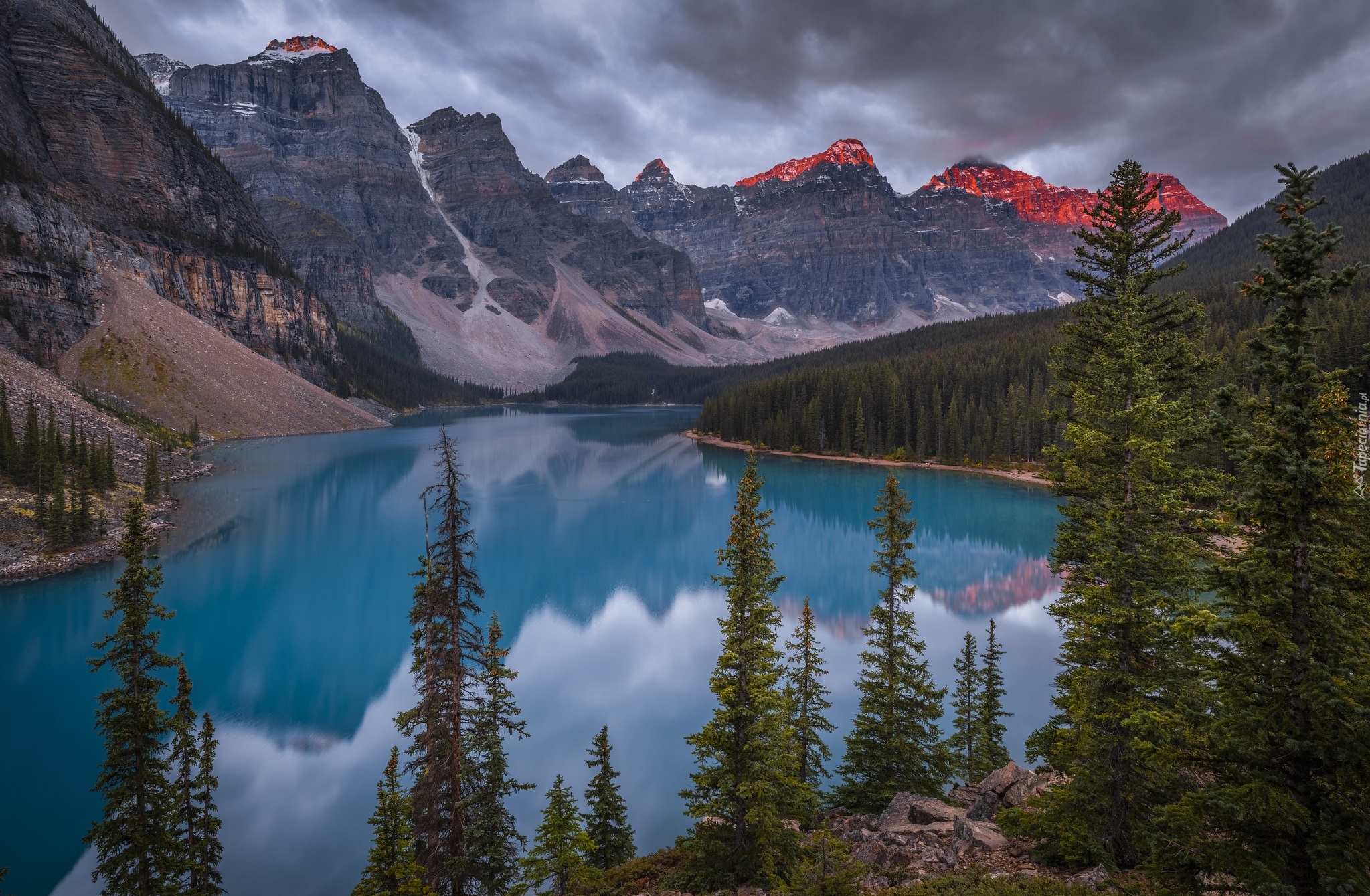 Jezioro Moraine, Góry, Las, Drzewa, Chmury, Park Narodowy Banff, Odbicie, Kanada