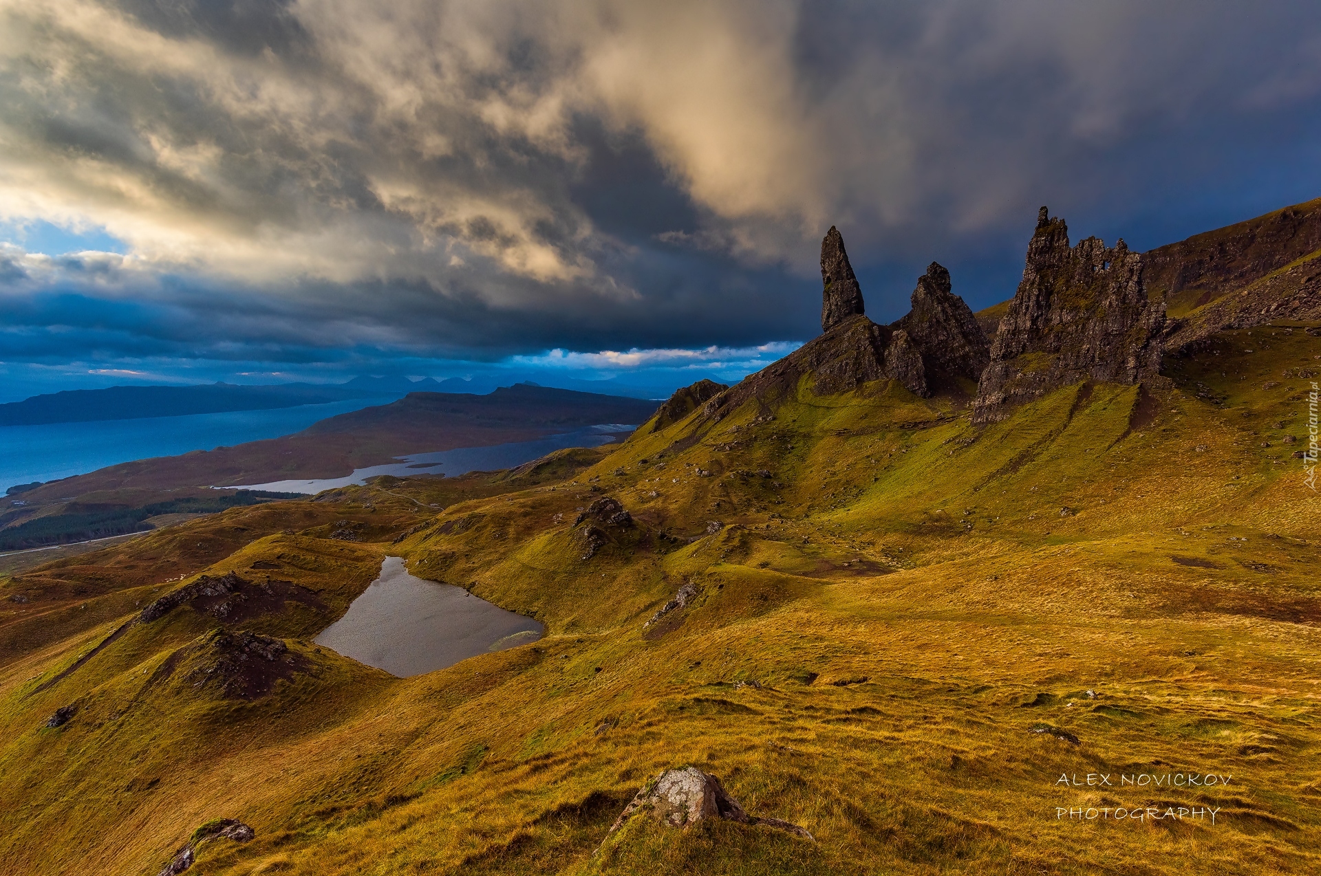 Morze, Jeziora, Skały, Wzgórze The Storr, Ciemne, Chmury, Wyspa Skye, Szkocja