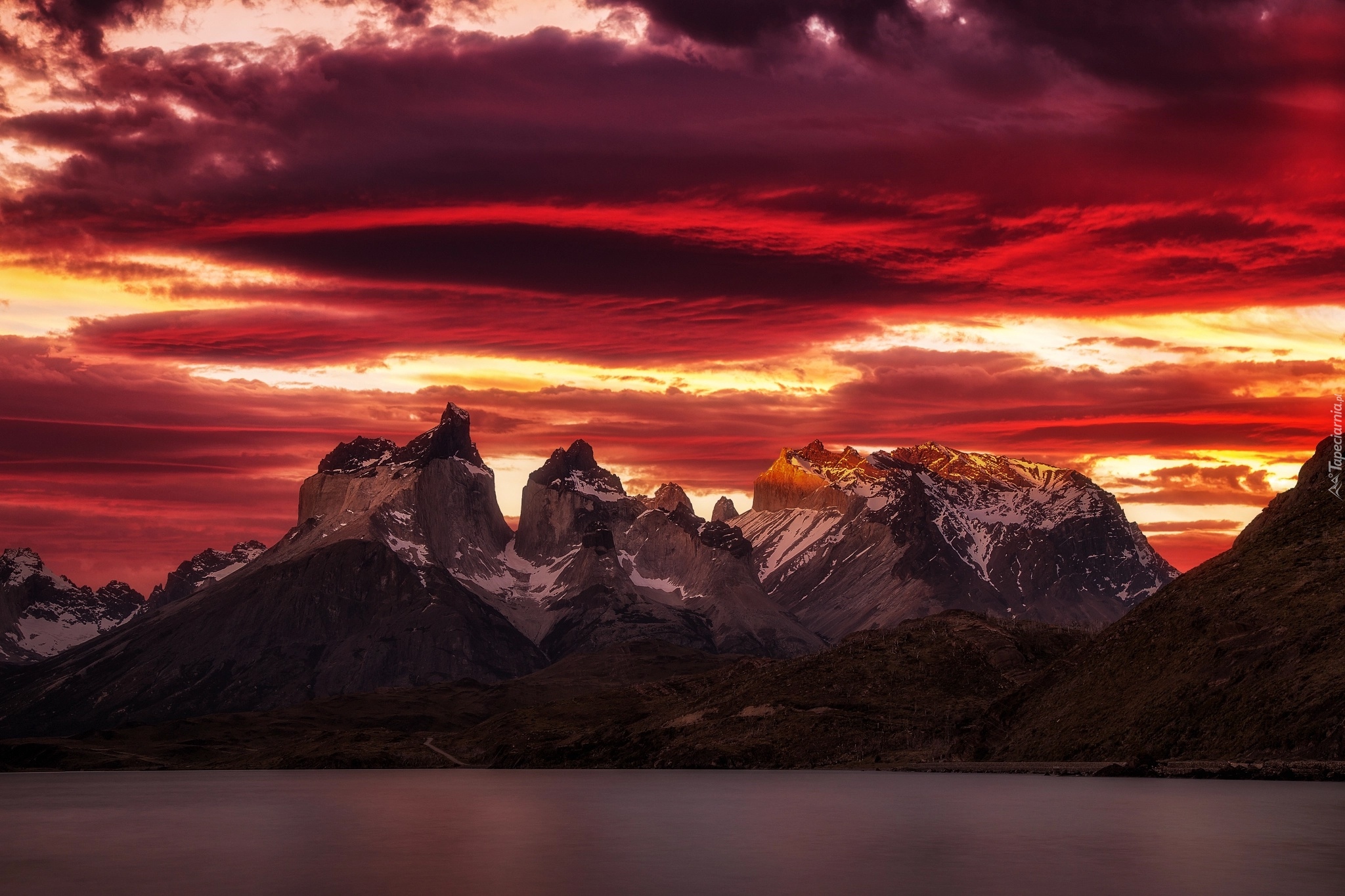 Chile, Patagonia, Park Narodowy Torres del Paine, Cordillera del Paine, Jezioro Lake Pehoé, Zachód Słońca, Góry, Jezioro, Chmury, Zachód słońca