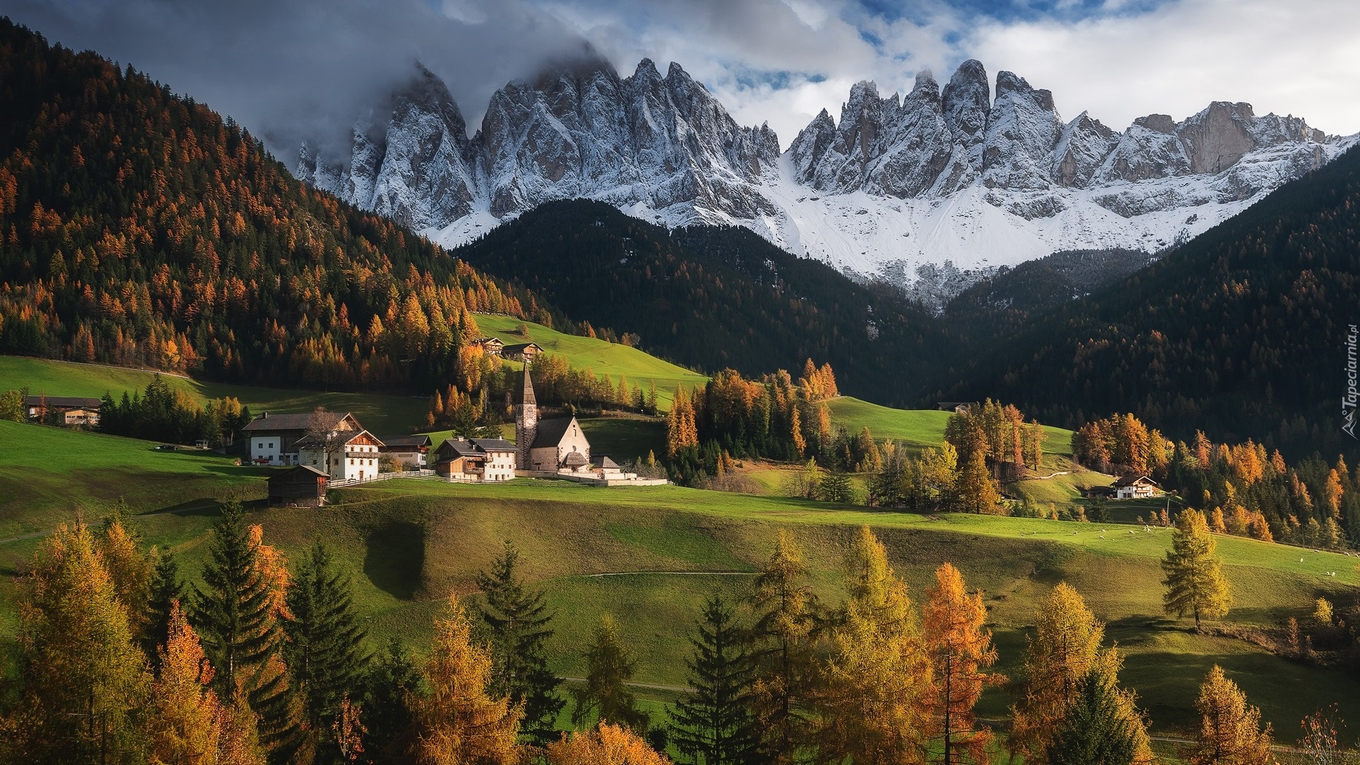 Góry, Dolomity, Wieś Santa Maddalena, Kościół, Domy, Chmury, Dolina Val di Funes, Włochy