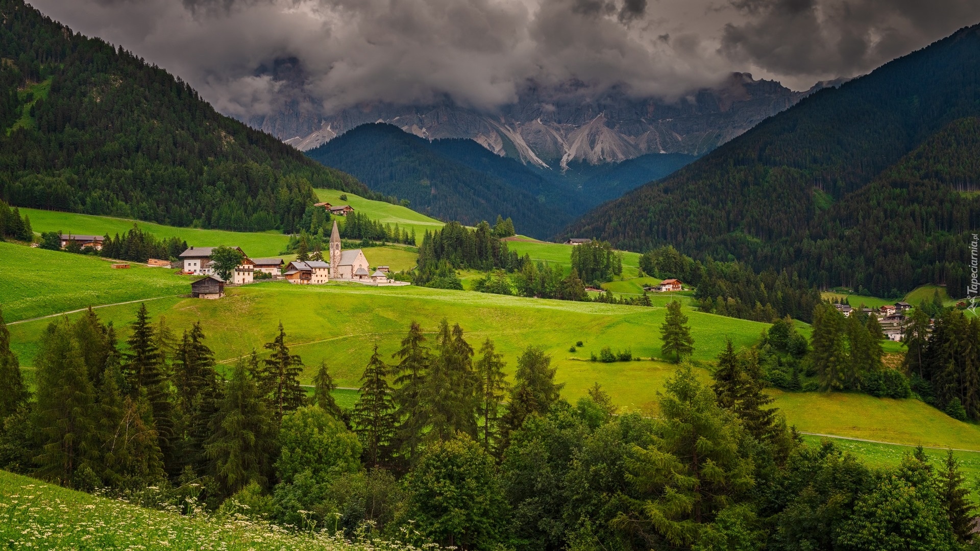 Góry, Dolomity, Wieś, Santa Maddalena, Dolina, Val di Funes, Drzewa, Lasy, Domy, Droga, Chmury, Włochy