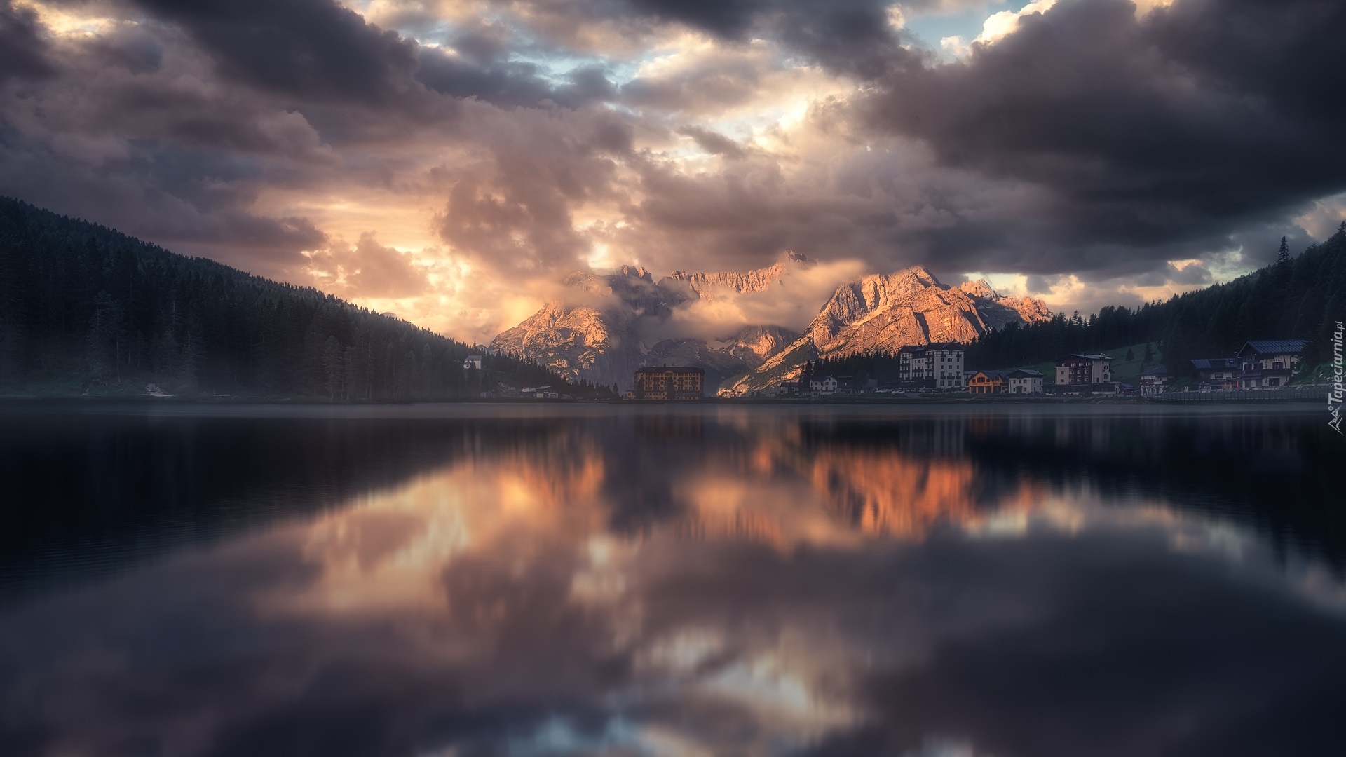 Góry, Dolomity, Chmury, Jezioro, Misurina Lake, Domy, Grand Hotel Misurina, Cortina dAmpezzo, Region Cadore, Włochy