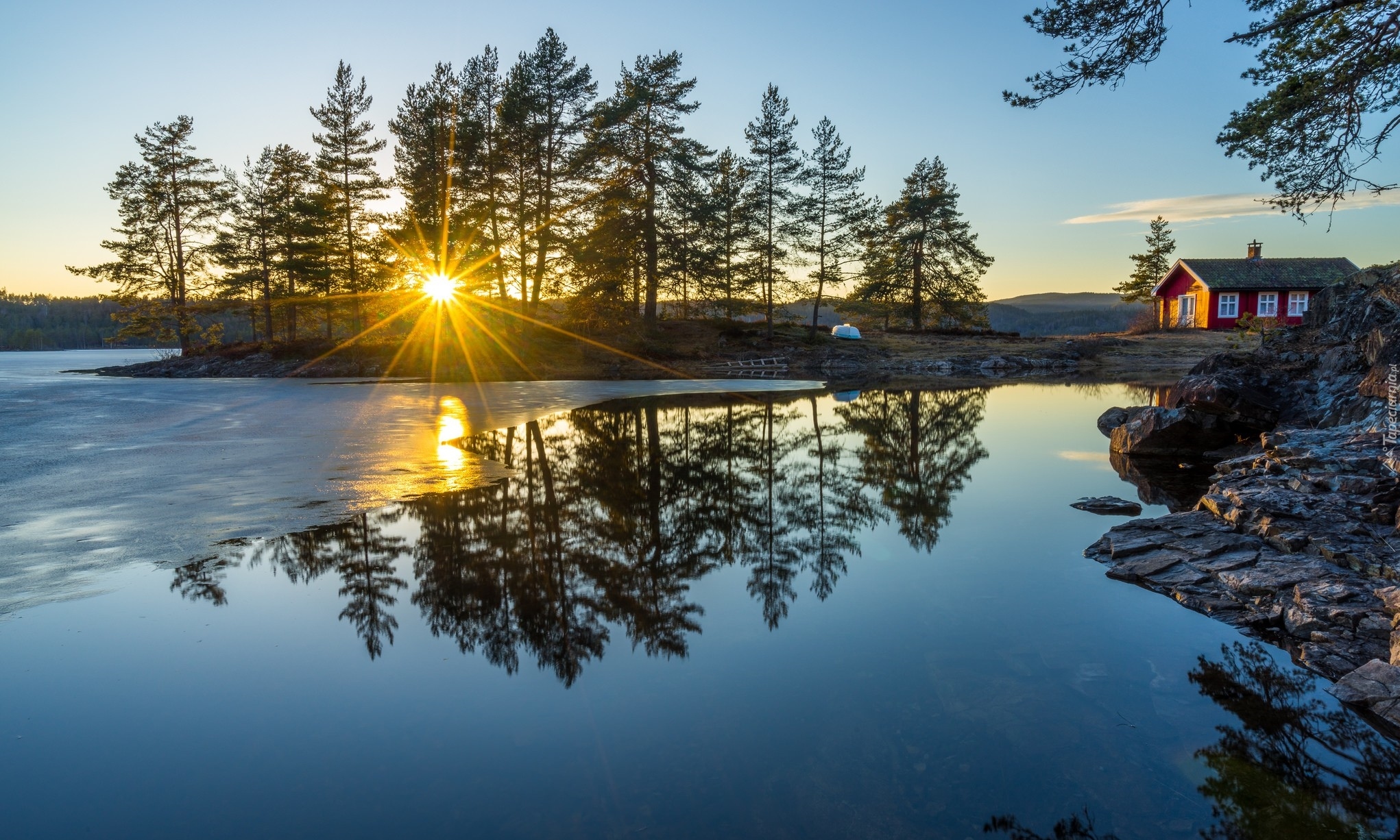 Norwegia, Ringerike, Jezioro Vaeleren, Dom, Drzewa, Promienie słońca