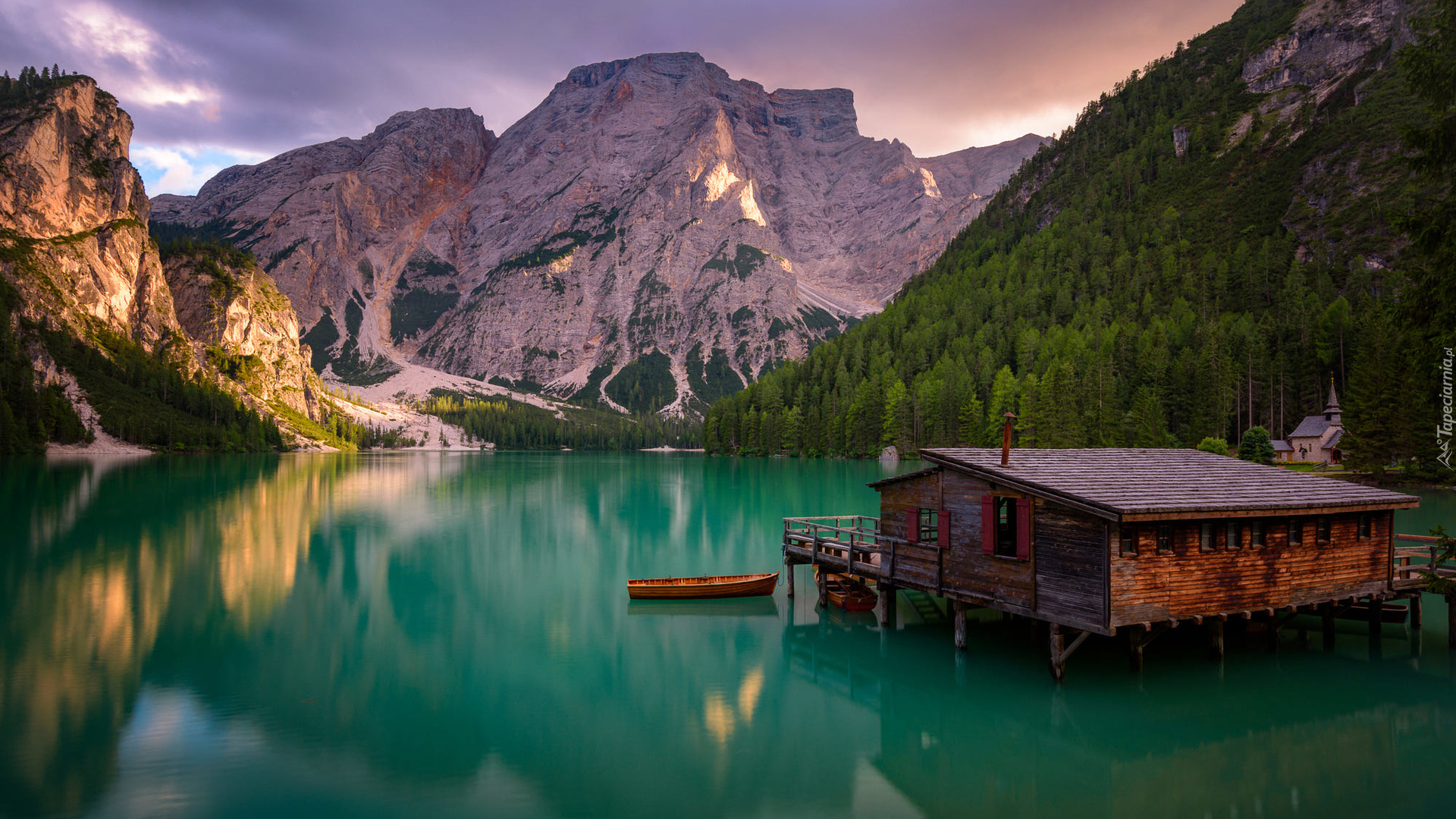 Włochy, Południowy Tyrol, Jezioro Pragser Wildsee, Dolomity, Góry, Drewniany, Dom, Łódki, Drzewa