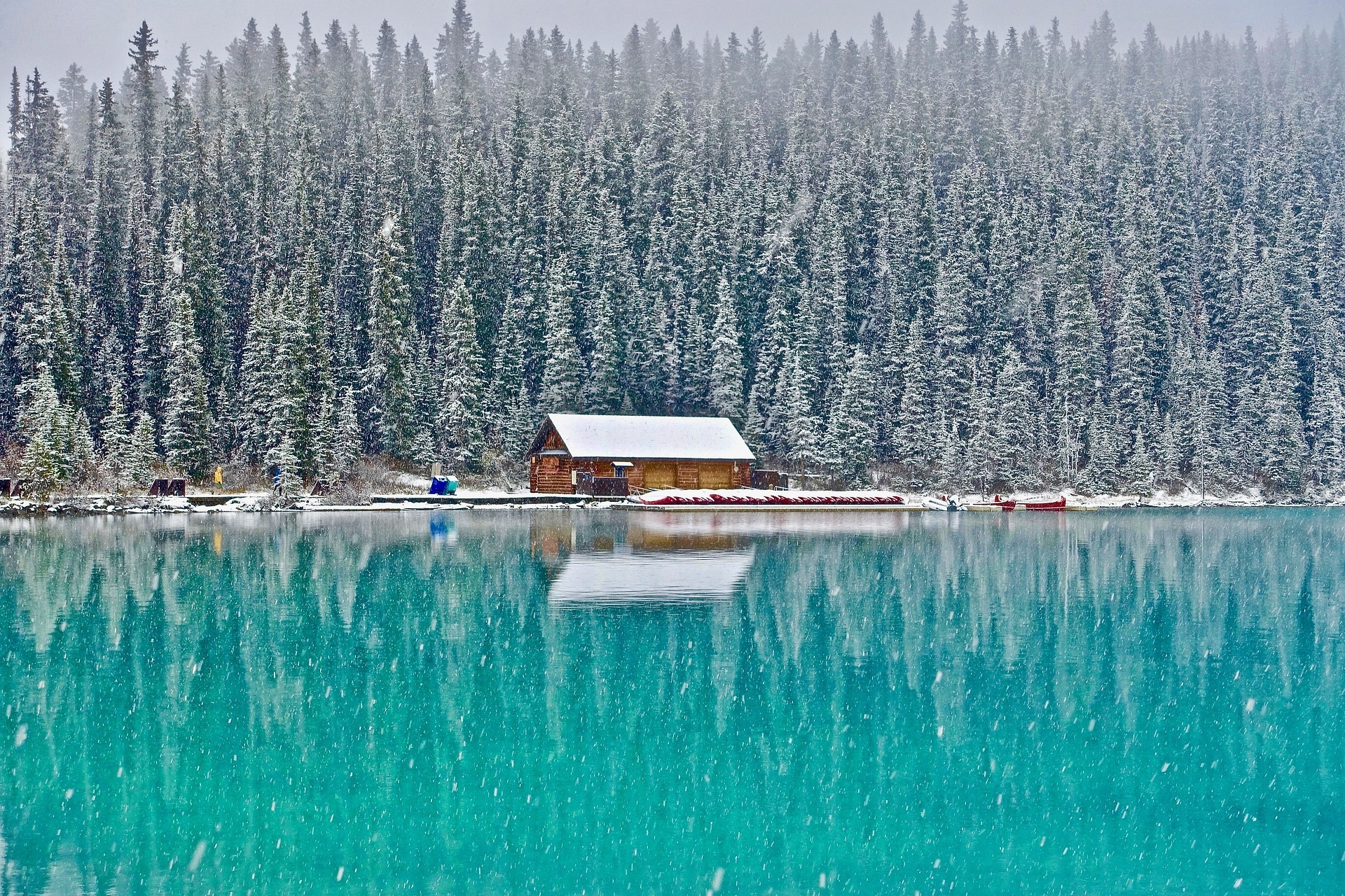 Zima, Dom, Drzewa, Las, Jezioro, Louise Lake, Park Narodowy Banff, Alberta, Kanada