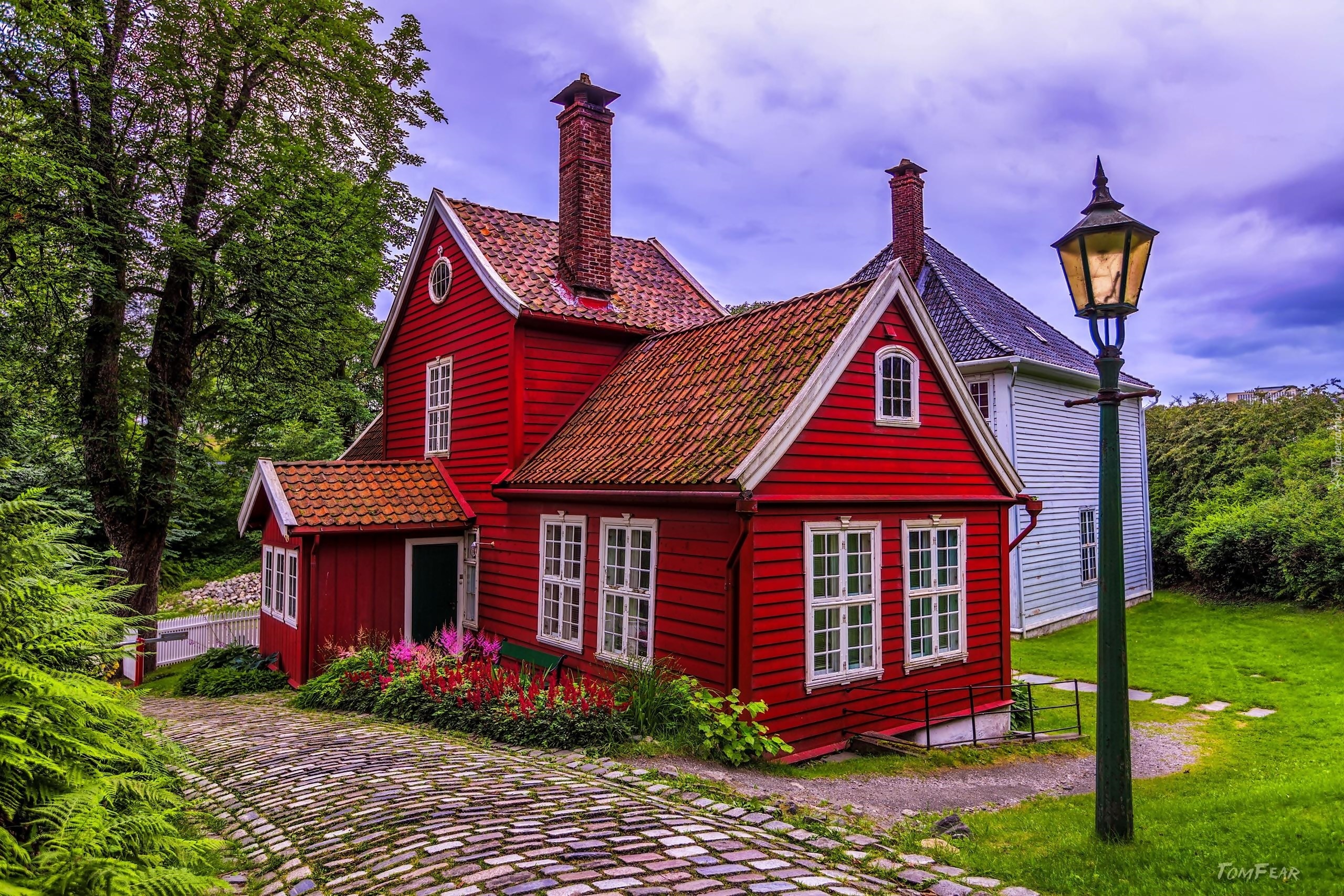 Norwegia, Bergen, Skansen miejski, Old Bergen Museum - Bergen City Museum, Czerwony, Dom, Droga, Latarnia, Kwiaty