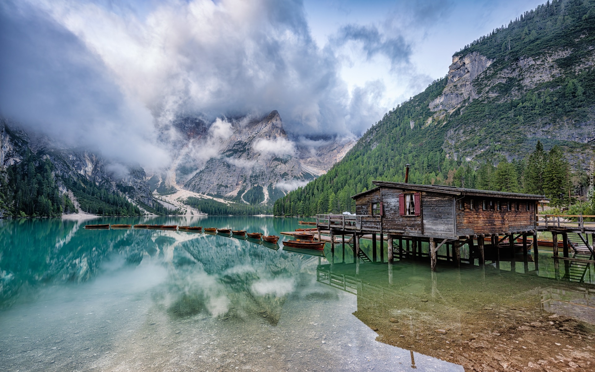Włochy, Południowy Tyrol, Jezioro, Lago di Braies, Pragser Wildsee, Góry, Dolomity, Pomost, Łódki, Drewniany, Dom, Chmury